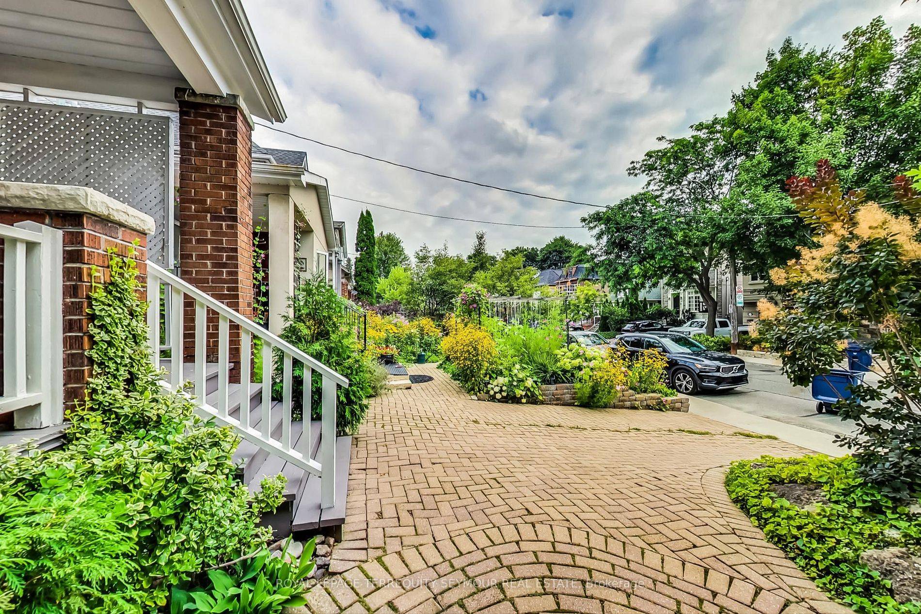 Toronto C10, ON M4S 2N9,22 Hadley RD