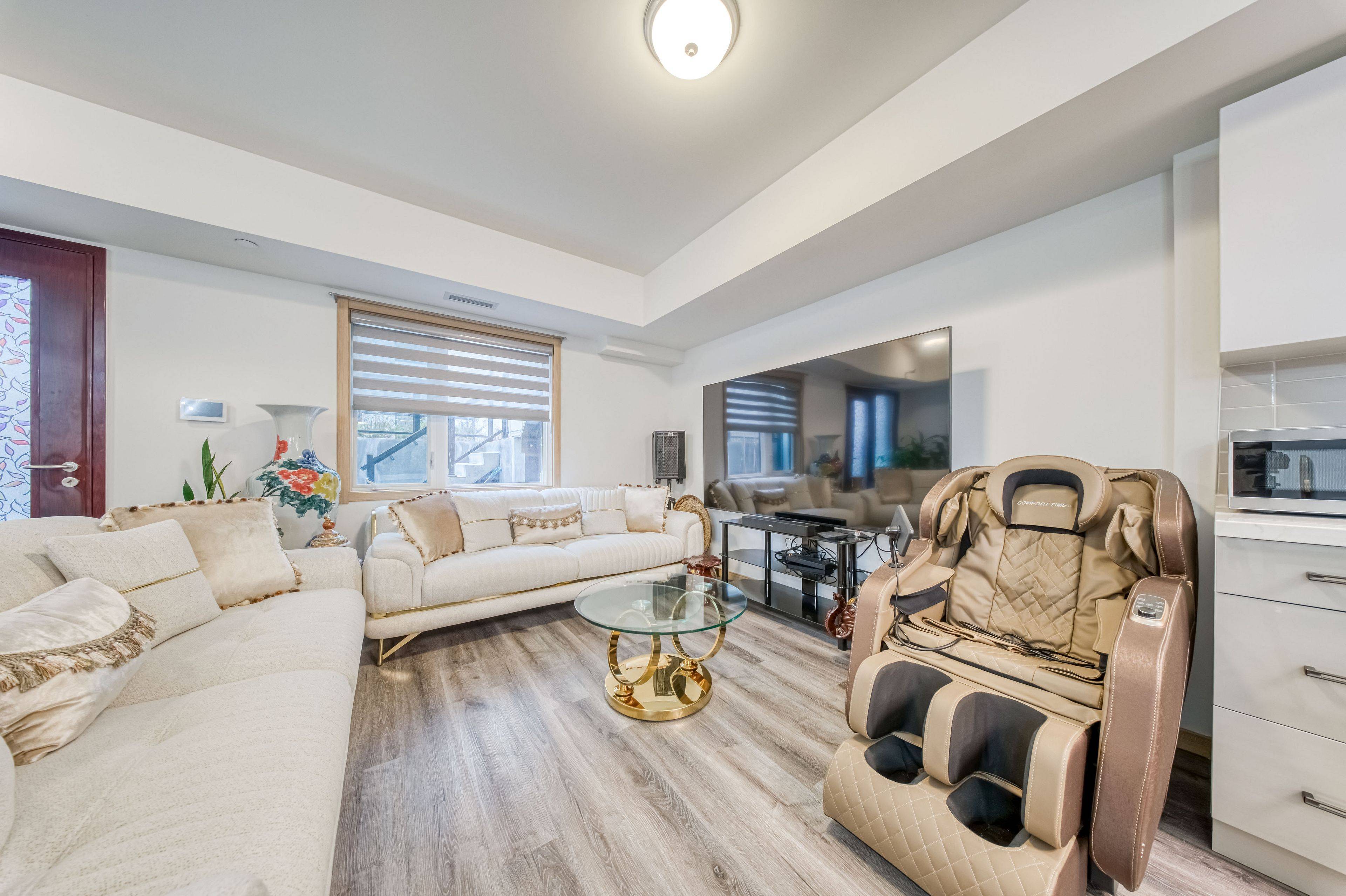 Toronto E05, ON M1W 0A9,50 Morecambe Gate #B107