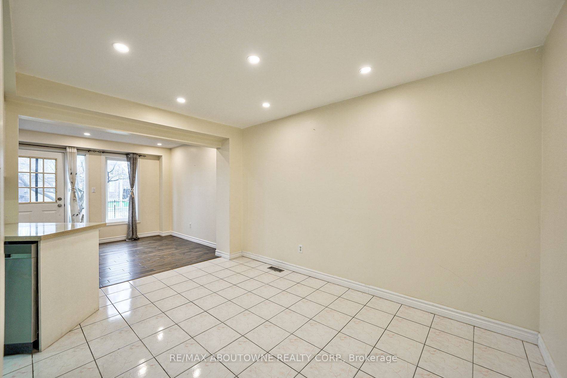 Mississauga, ON L4Z 3W8,455 Apache CT E #59