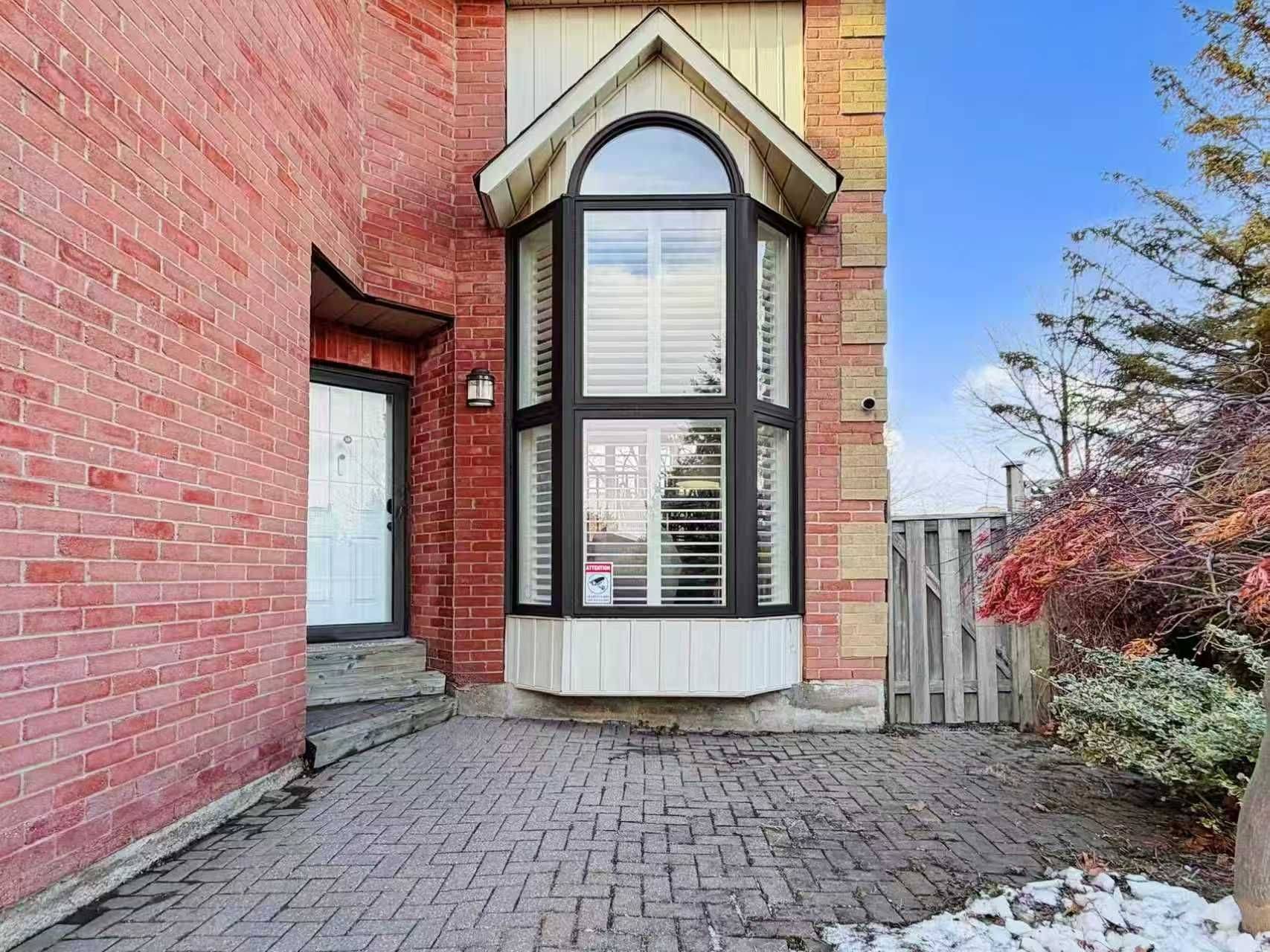 Mississauga, ON L5C 4L8,837 APPLE GATE CT