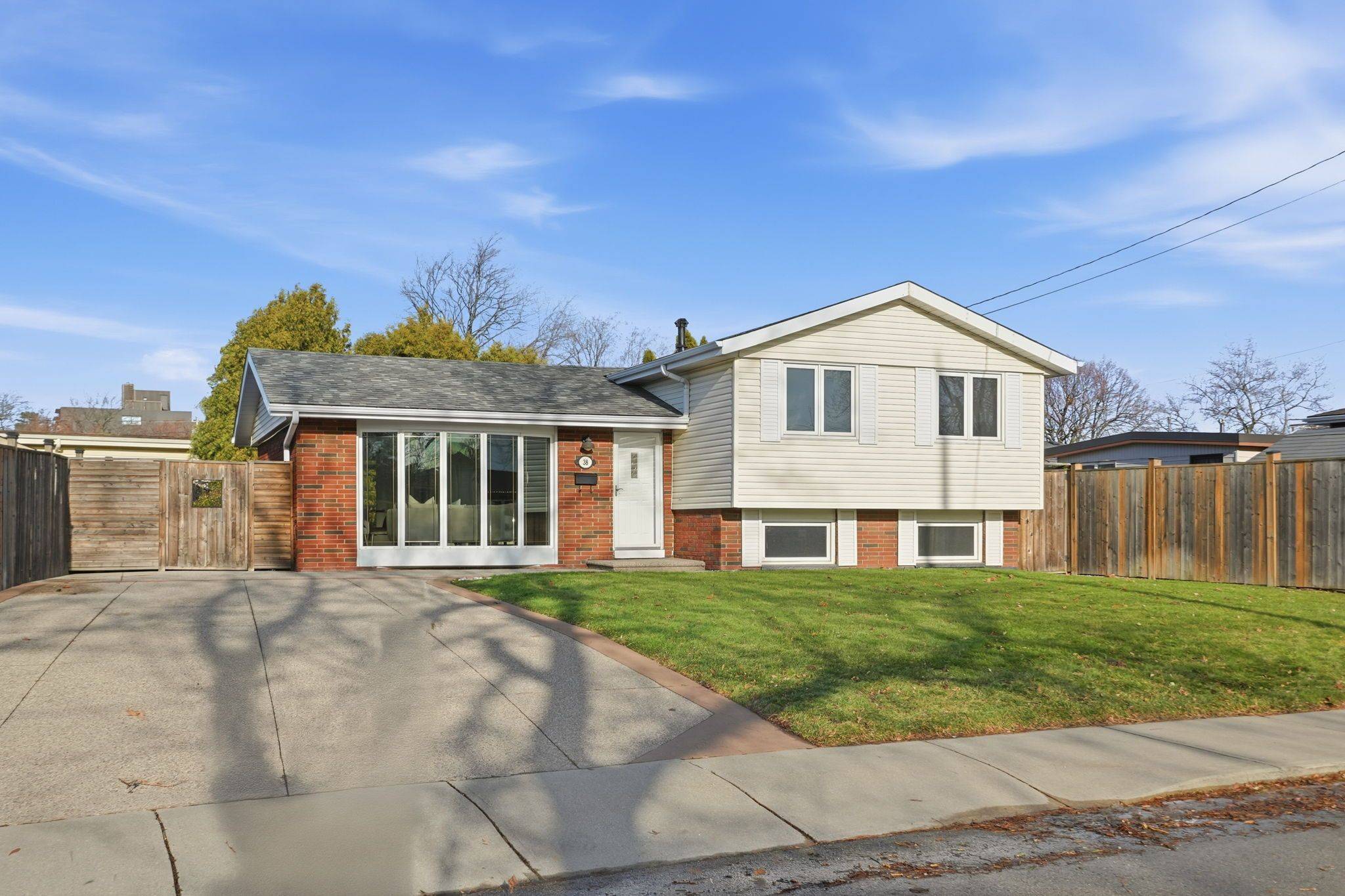 Hamilton, ON L8V 2N5,38 Coral DR