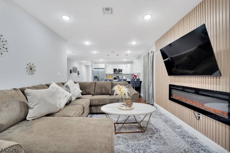 Newark City, NJ 07103,225 S 9Th St  Apt 2