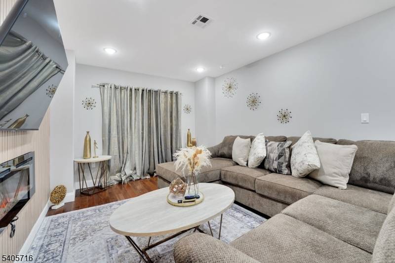 Newark City, NJ 07103,225 S 9Th St  Apt 2