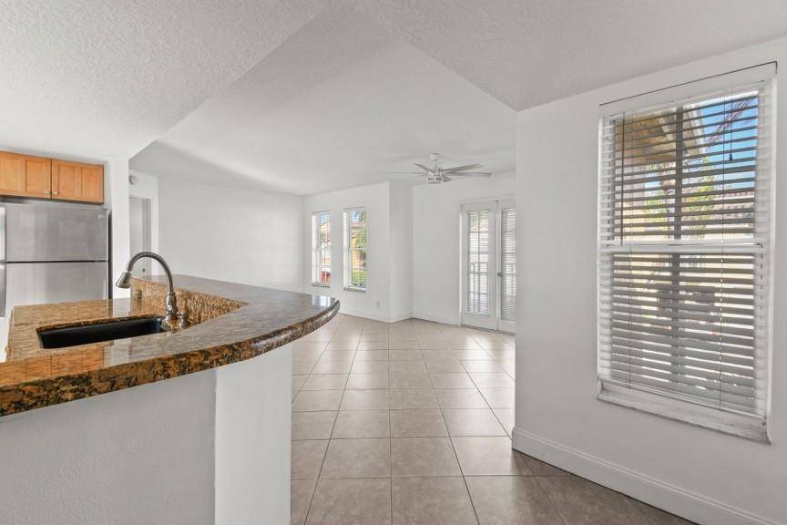 West Palm Beach, FL 33403,1040 Lake Shore Dr #206