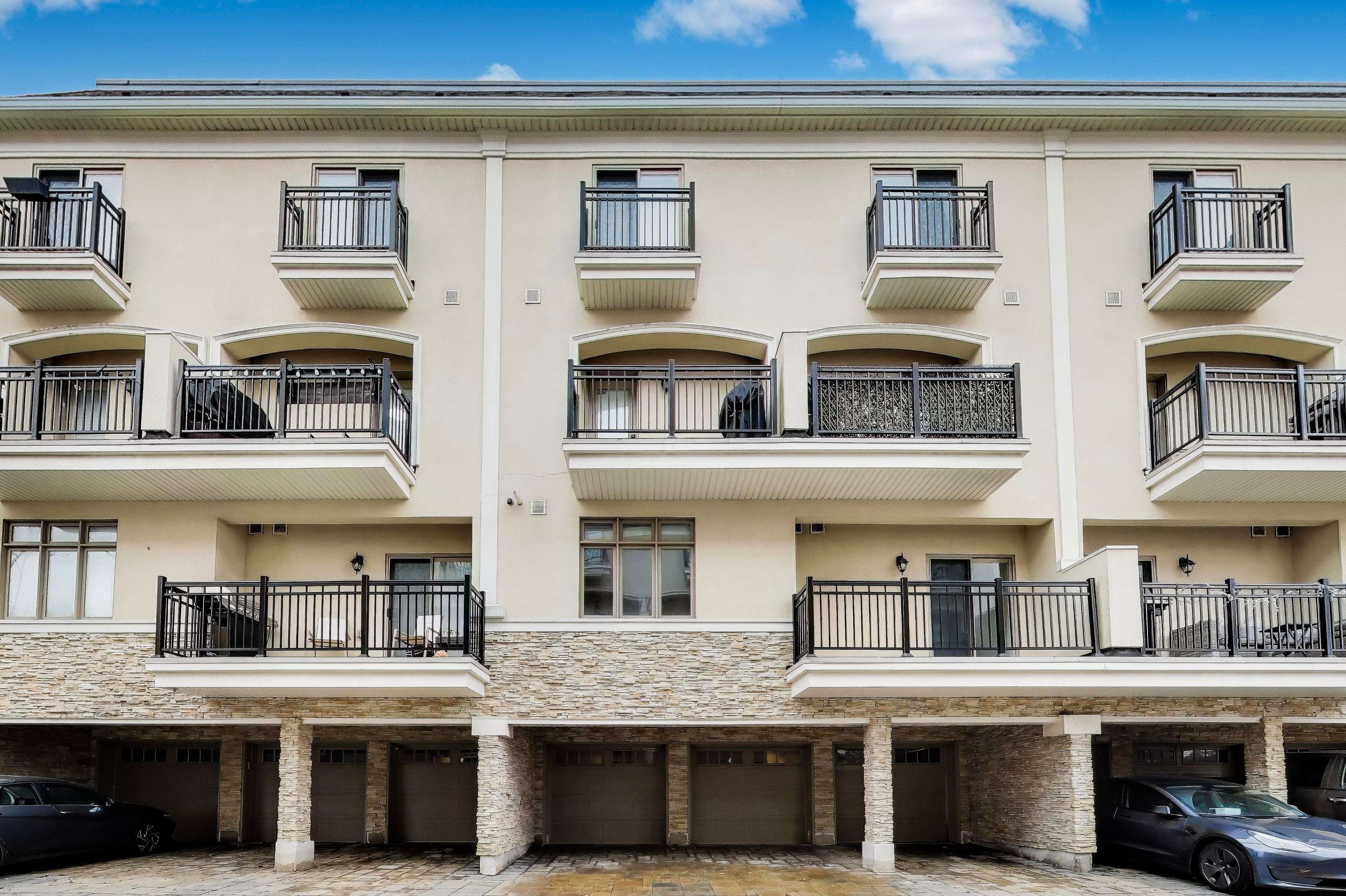 Mississauga, ON L4Y 3Y5,3083 Cawthra RD #24