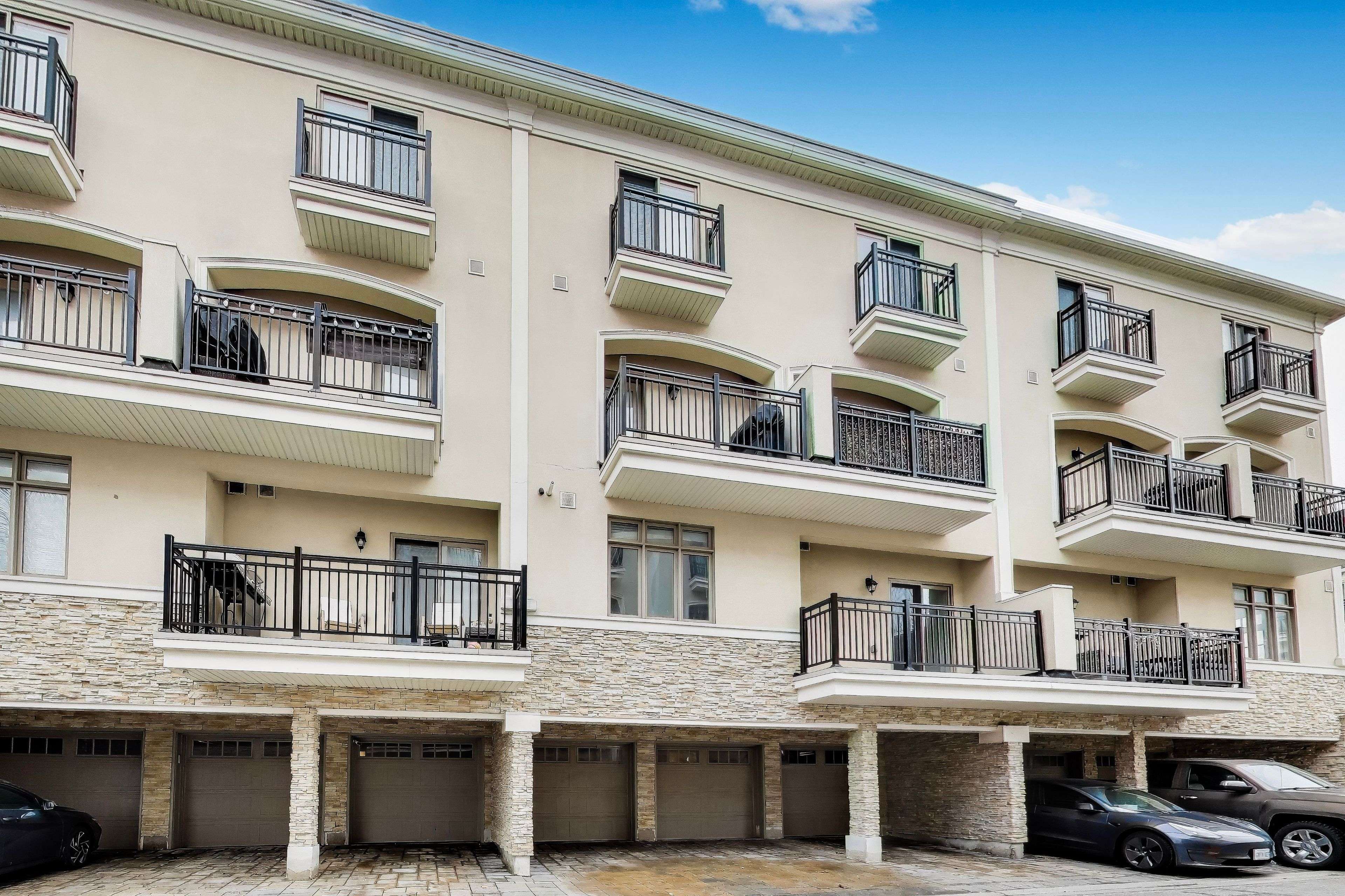 Mississauga, ON L4Y 3Y5,3083 Cawthra RD #24