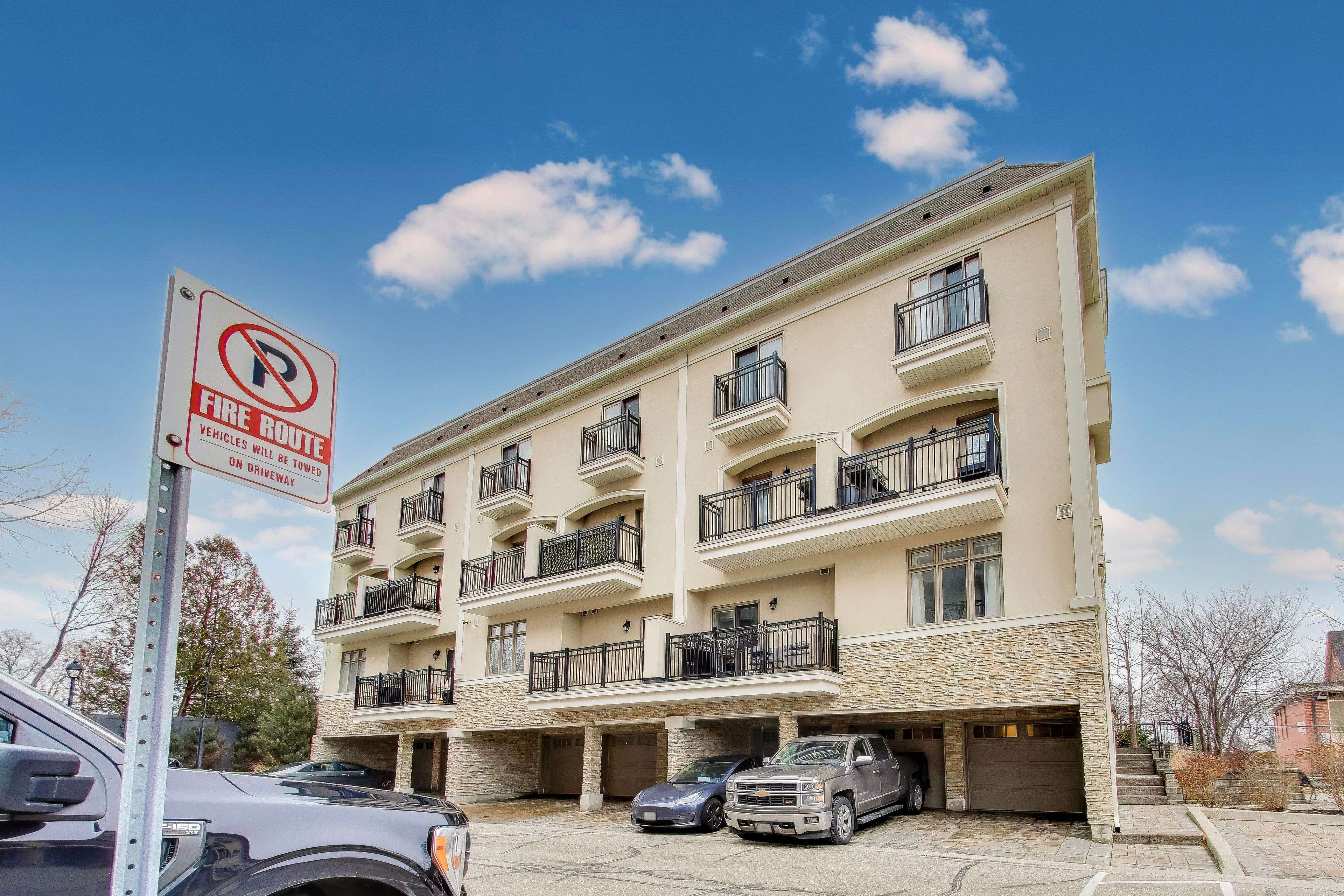 Mississauga, ON L4Y 3Y5,3083 Cawthra RD #24