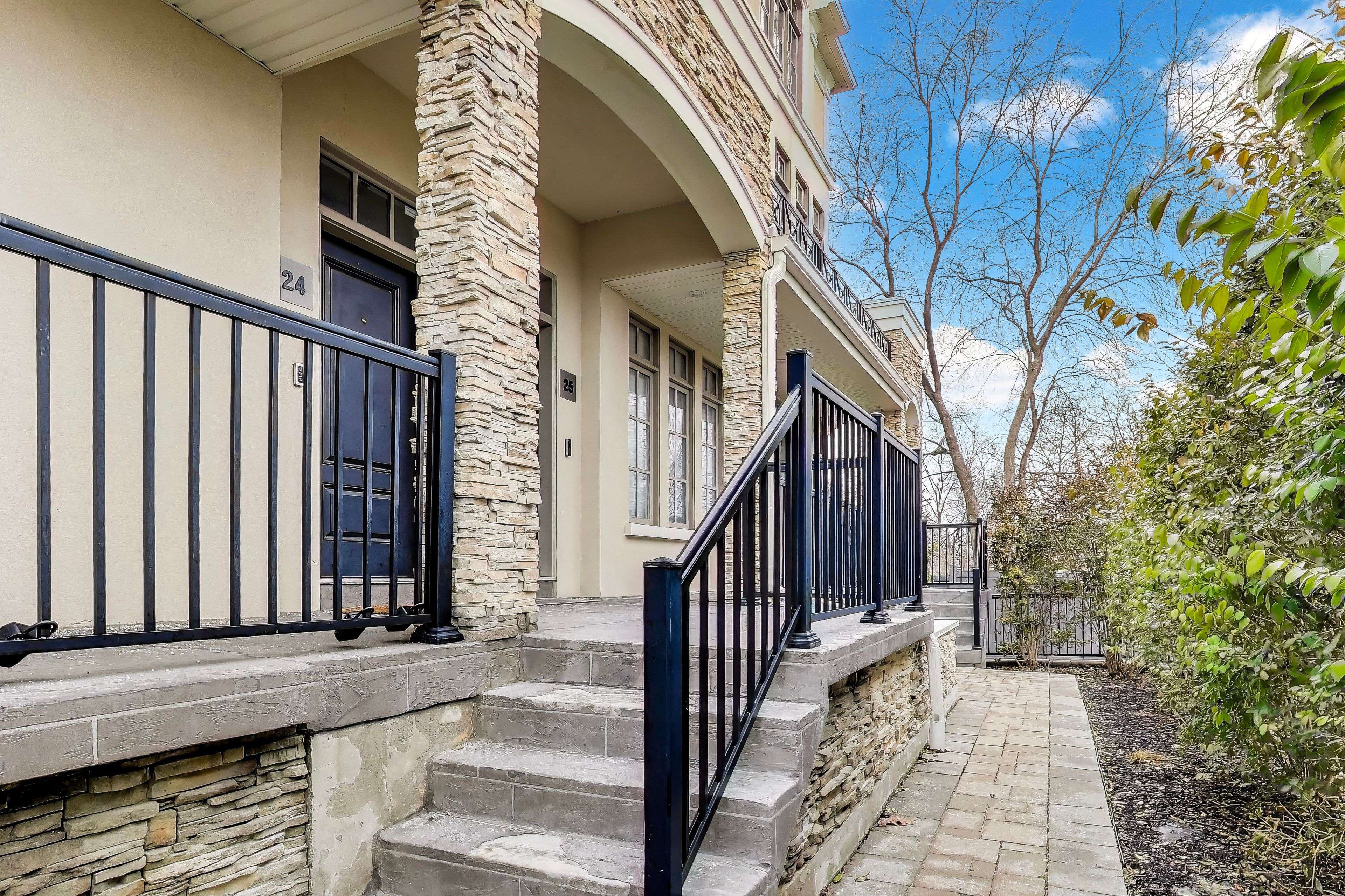 Mississauga, ON L4Y 3Y5,3083 Cawthra RD #24