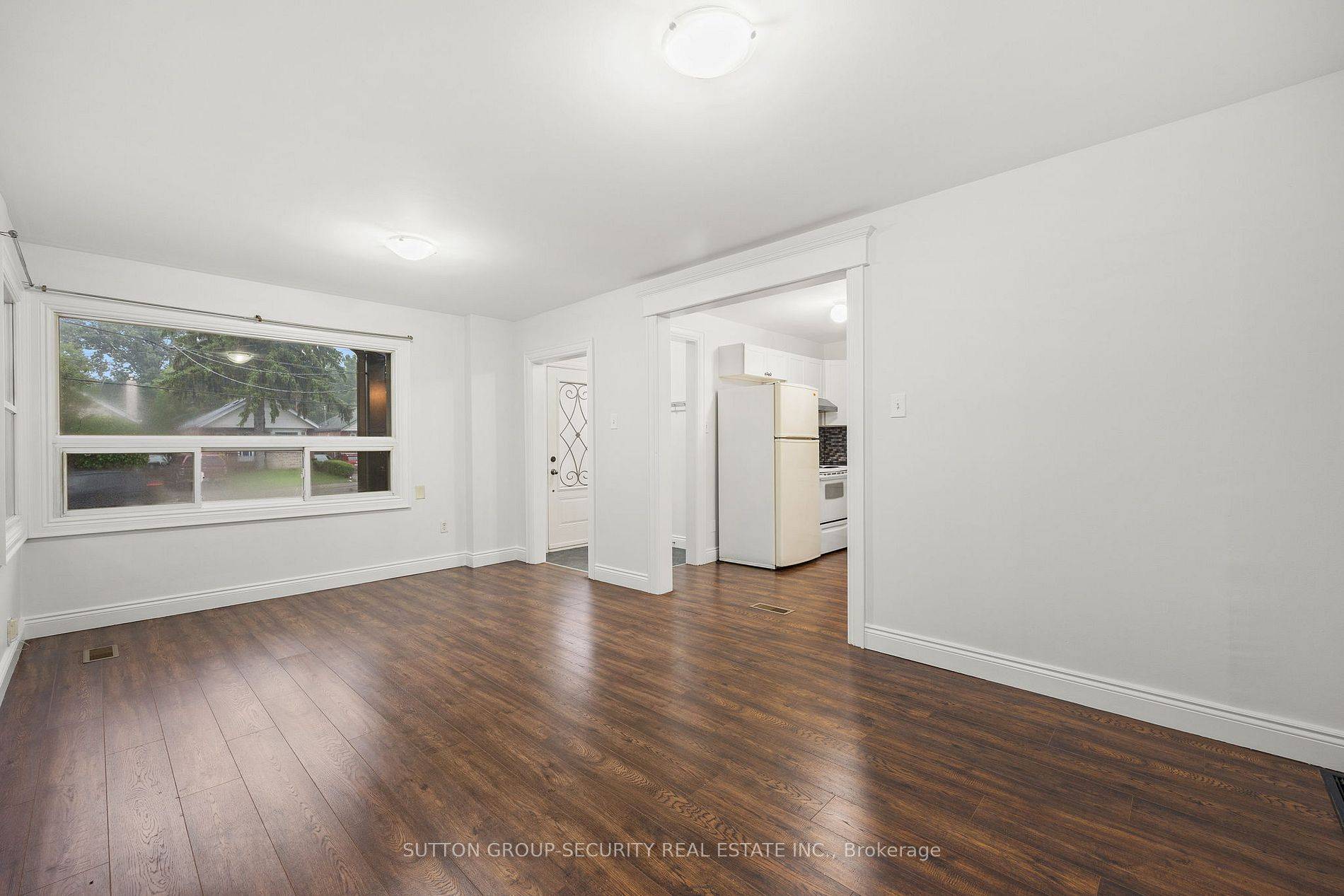 Toronto E06, ON M1N 1Y2,177 Clonmore DR