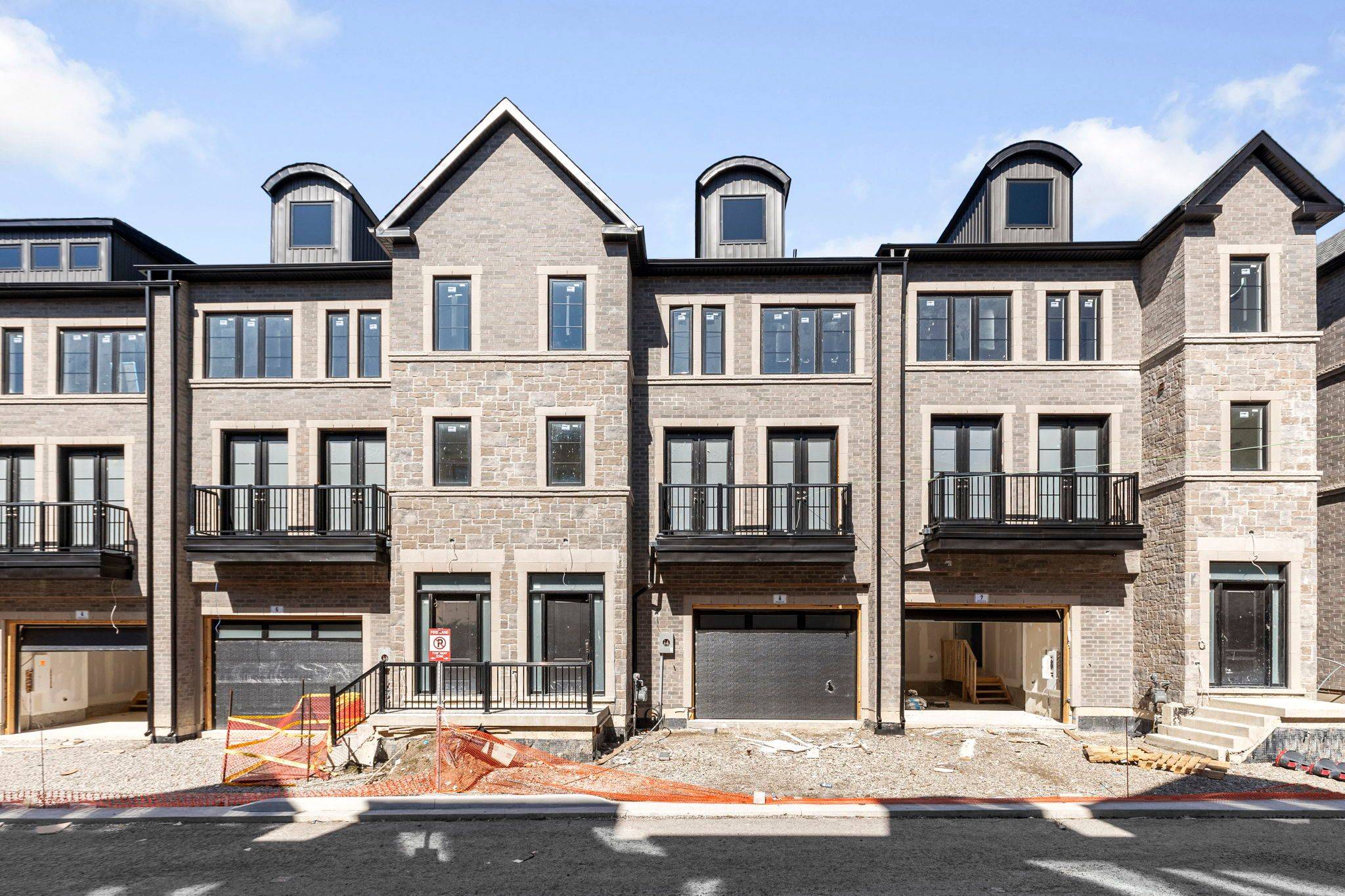 Newmarket, ON L3Y 1K1,260 EAGLE ST #6