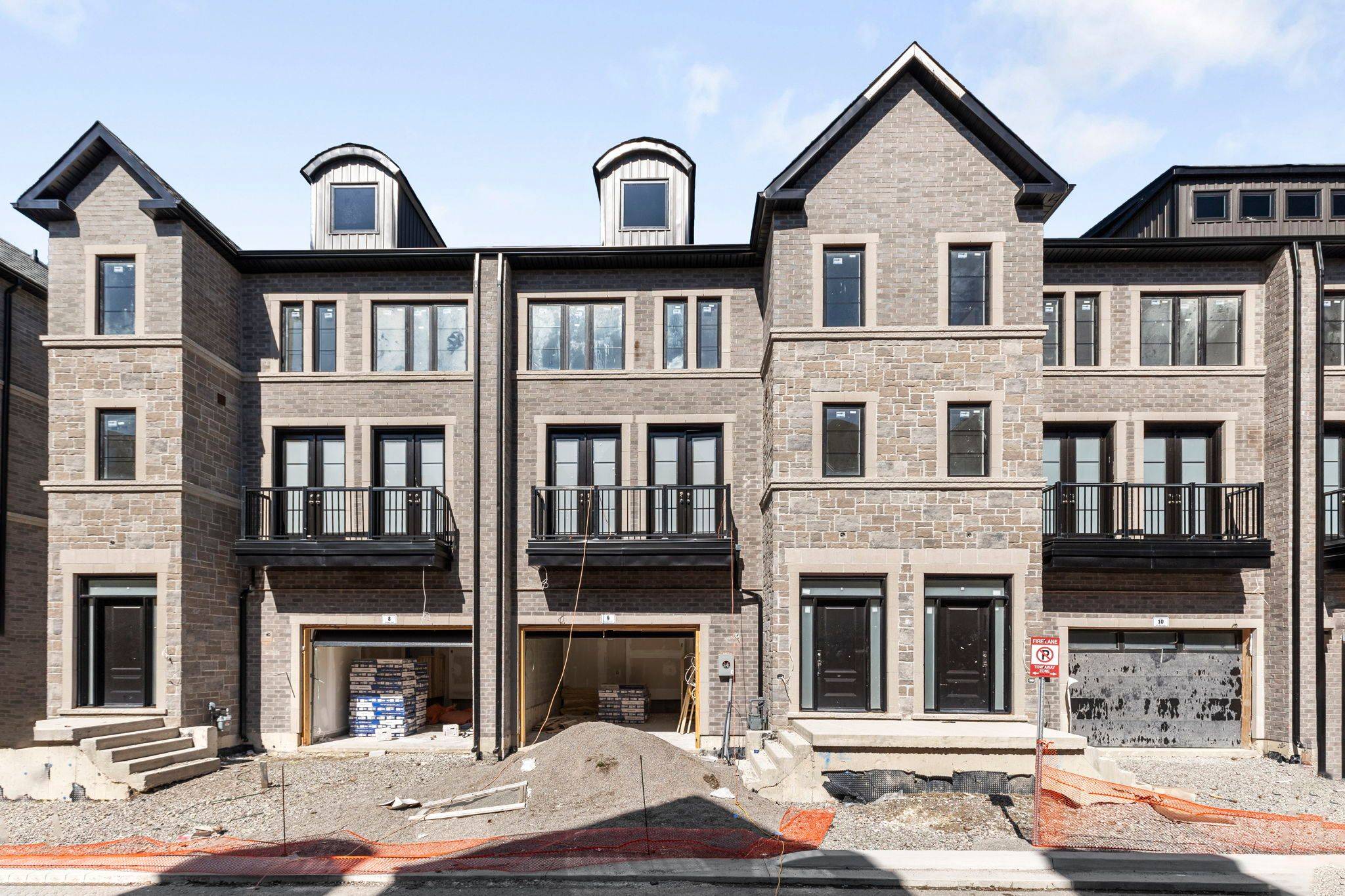 Newmarket, ON L3Y 1K1,260 EAGLE ST #9