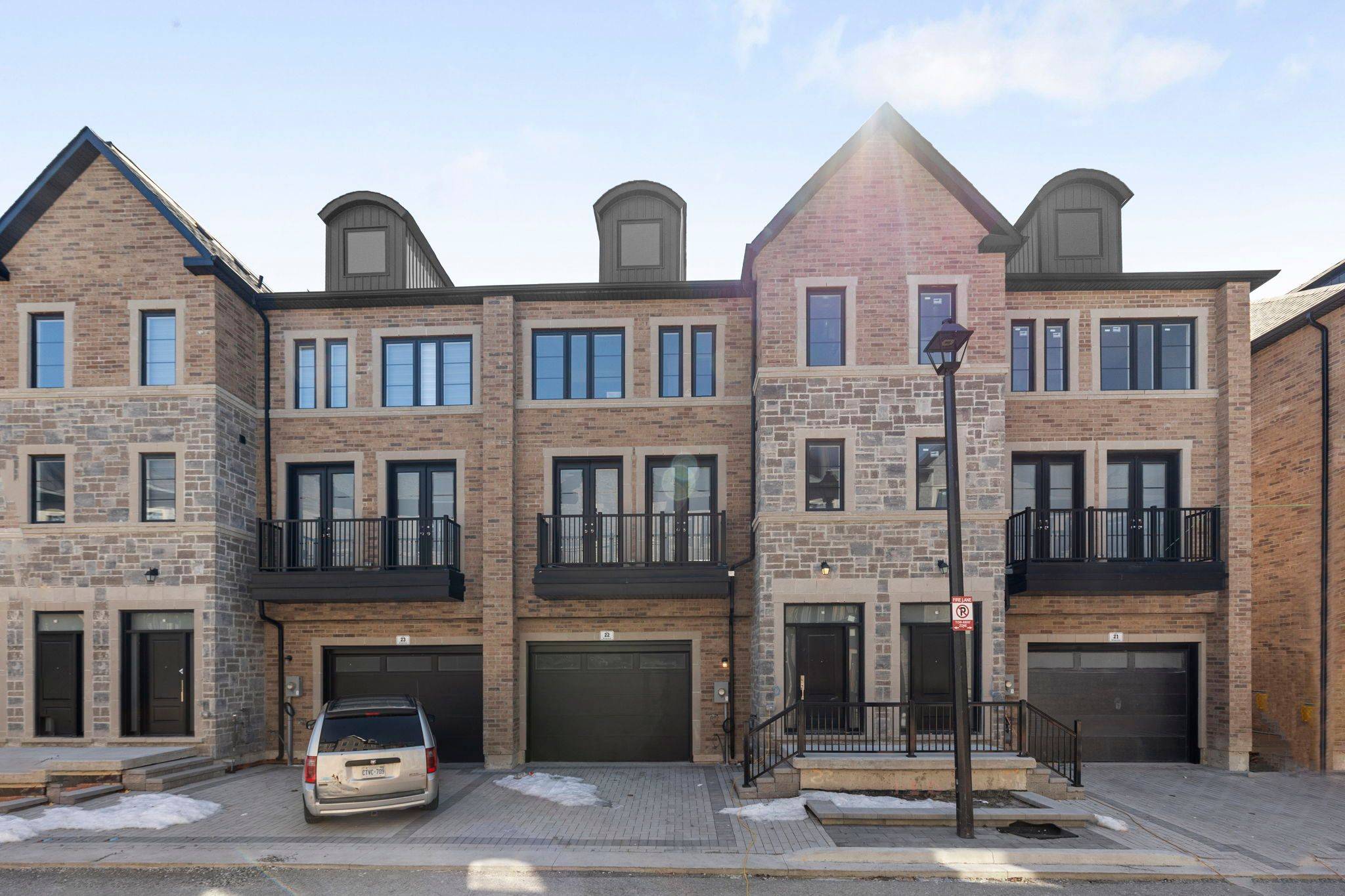 Newmarket, ON L3Y 1K1,260 EAGLE ST #22