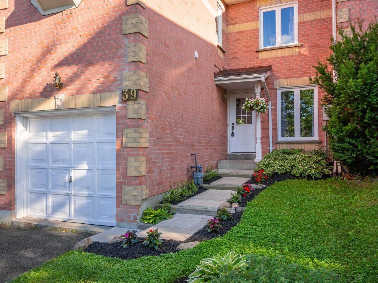 Aurora, ON L4G 6T3,39 Ross Linton DR