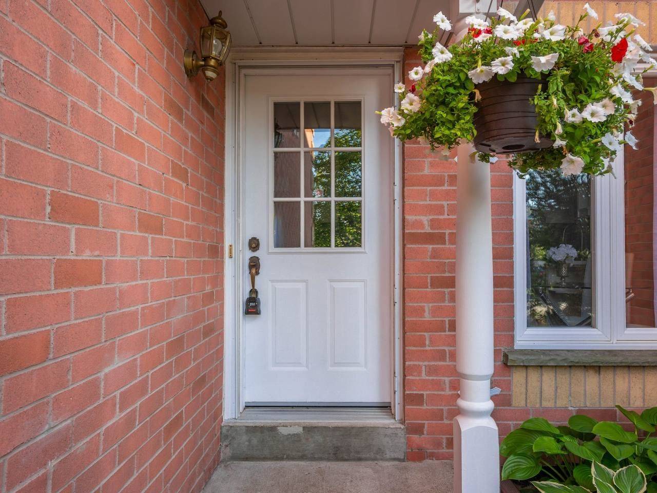 Aurora, ON L4G 6T3,39 Ross Linton DR