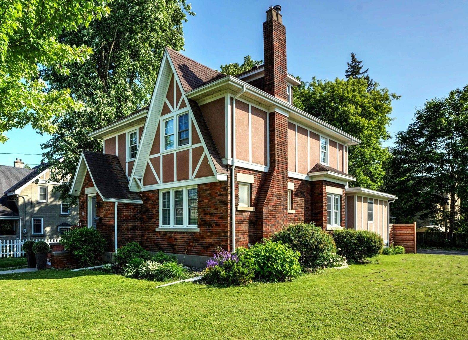 Perth, ON K7H 2H6,18 Victoria ST