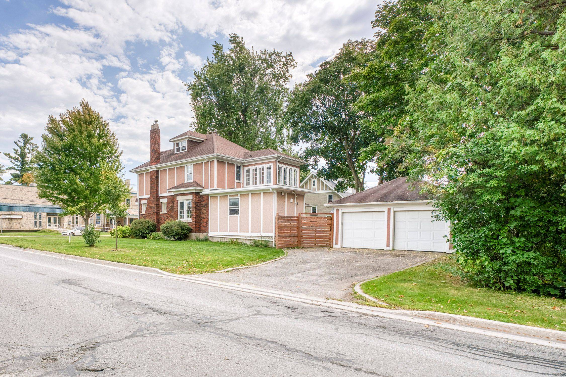 Perth, ON K7H 2H6,18 Victoria ST