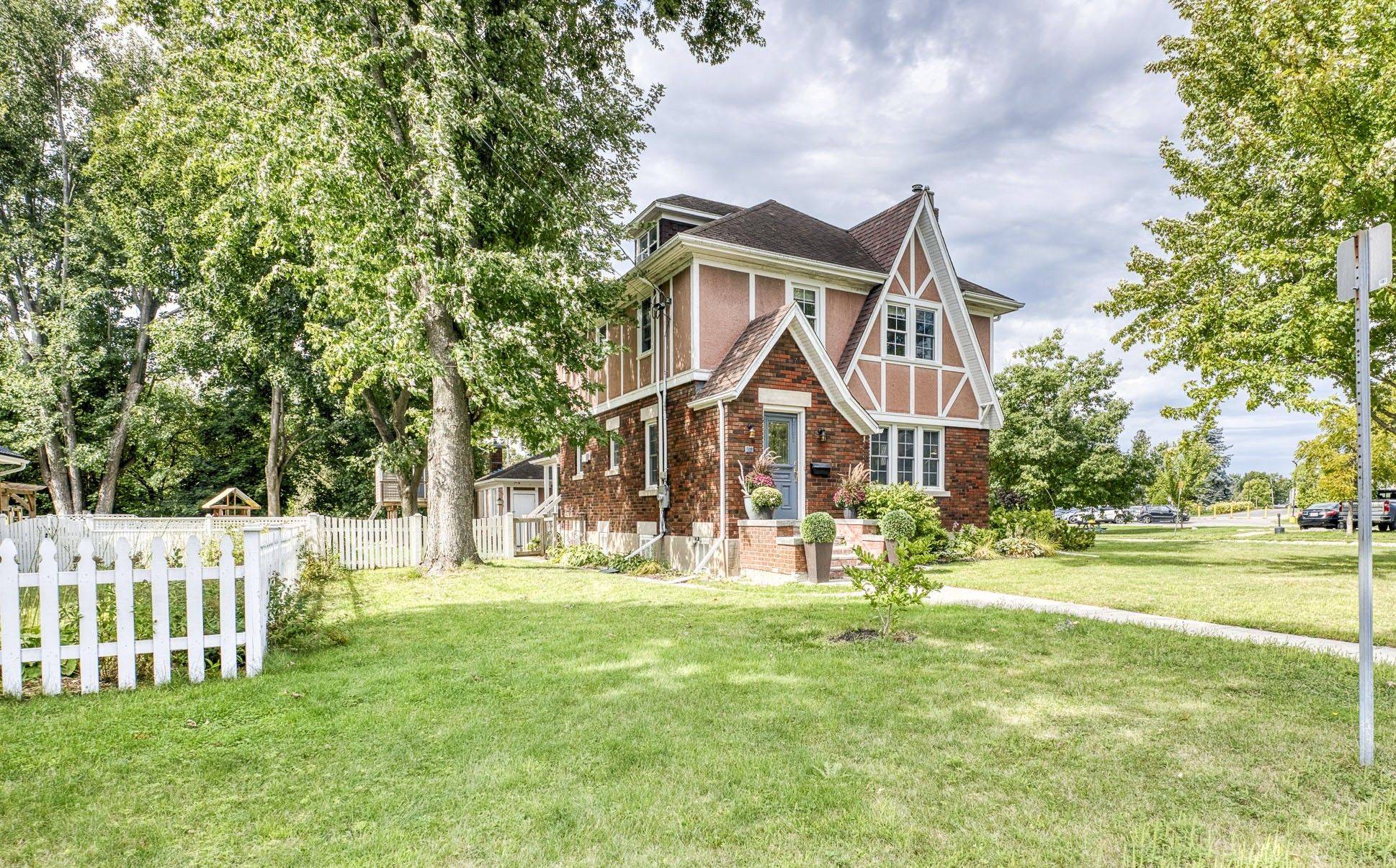 Perth, ON K7H 2H6,18 Victoria ST