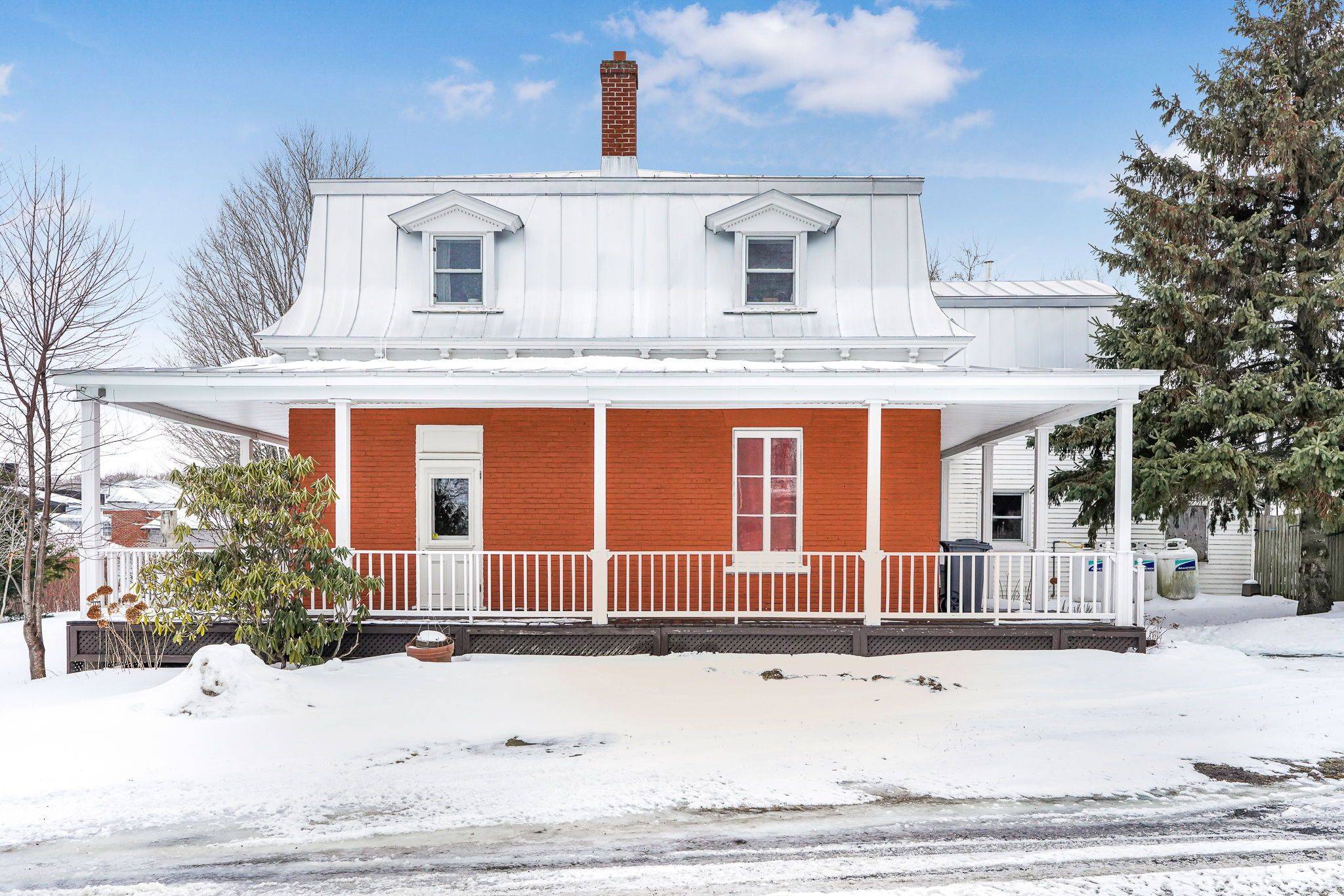 Hawkesbury, ON K0B 1M0,729 County Rd 18 RD