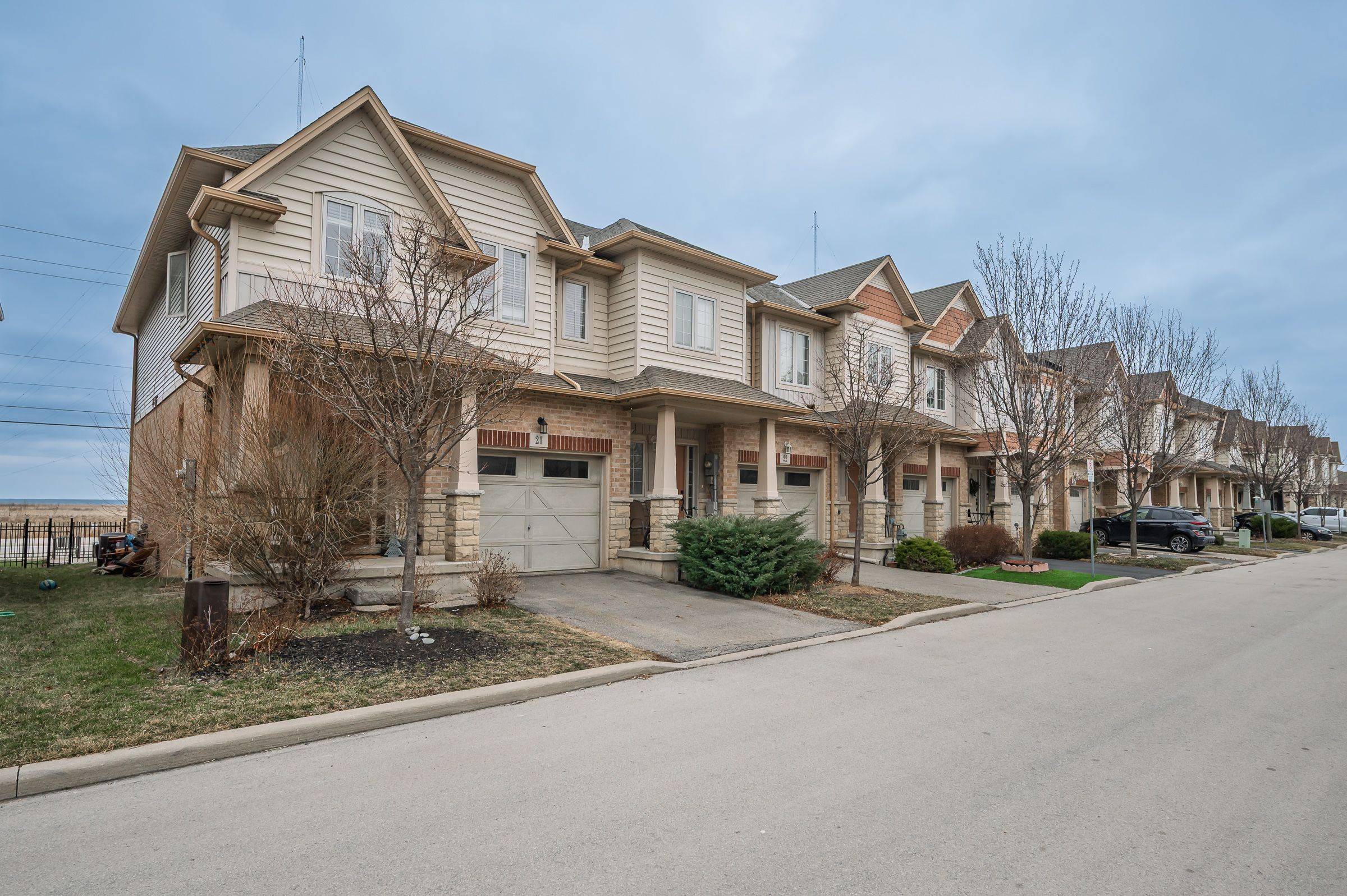 Grimsby, ON L3M 0G1,8 Lakelawn RD ##21