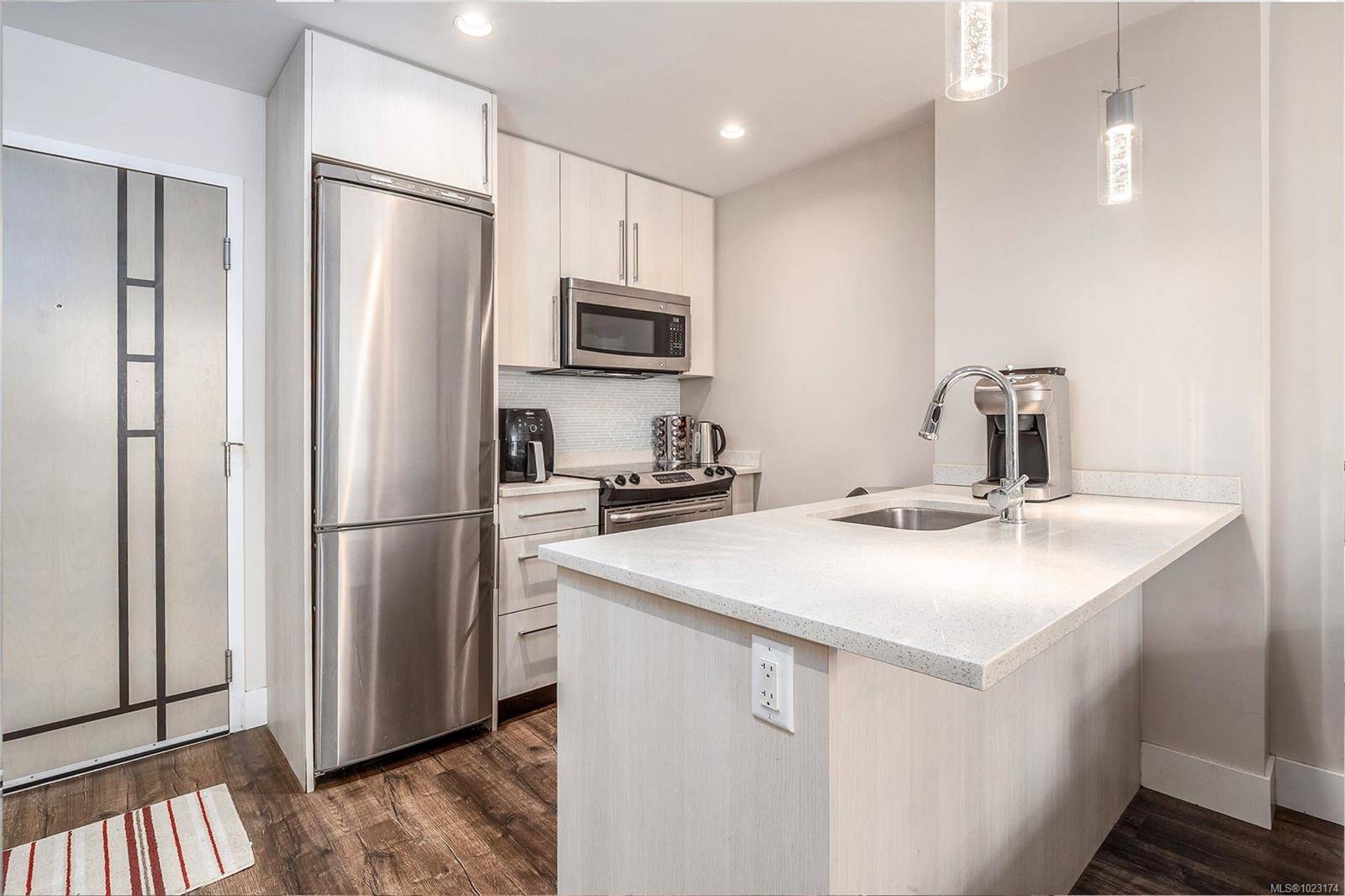 Victoria, BC V8V 3P6,1090 Johnson St #408