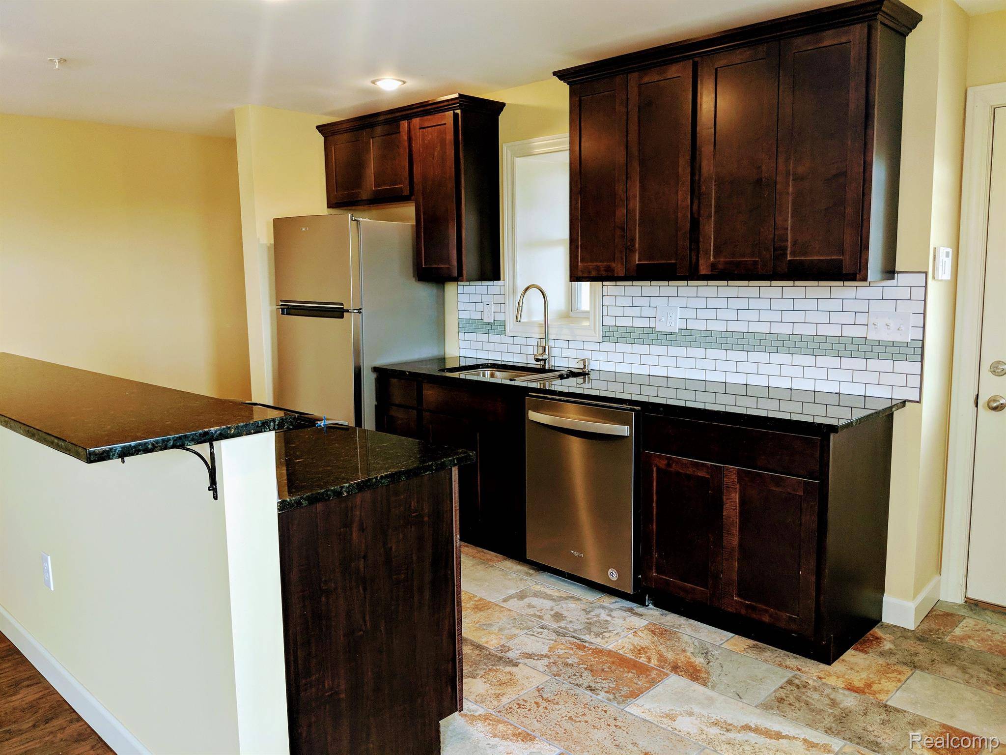 Detroit, MI 48202,89 E EDSEL FORD FWY #2C