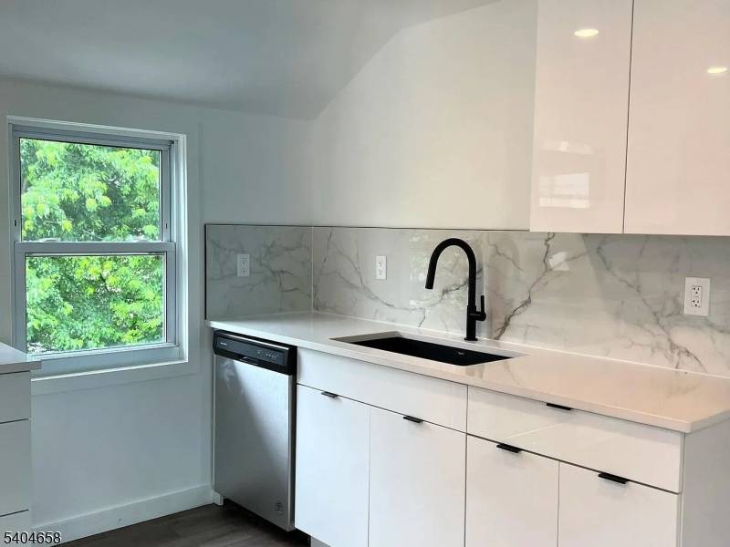 Lodi Boro, NJ 07644,73 Macarthur Ave