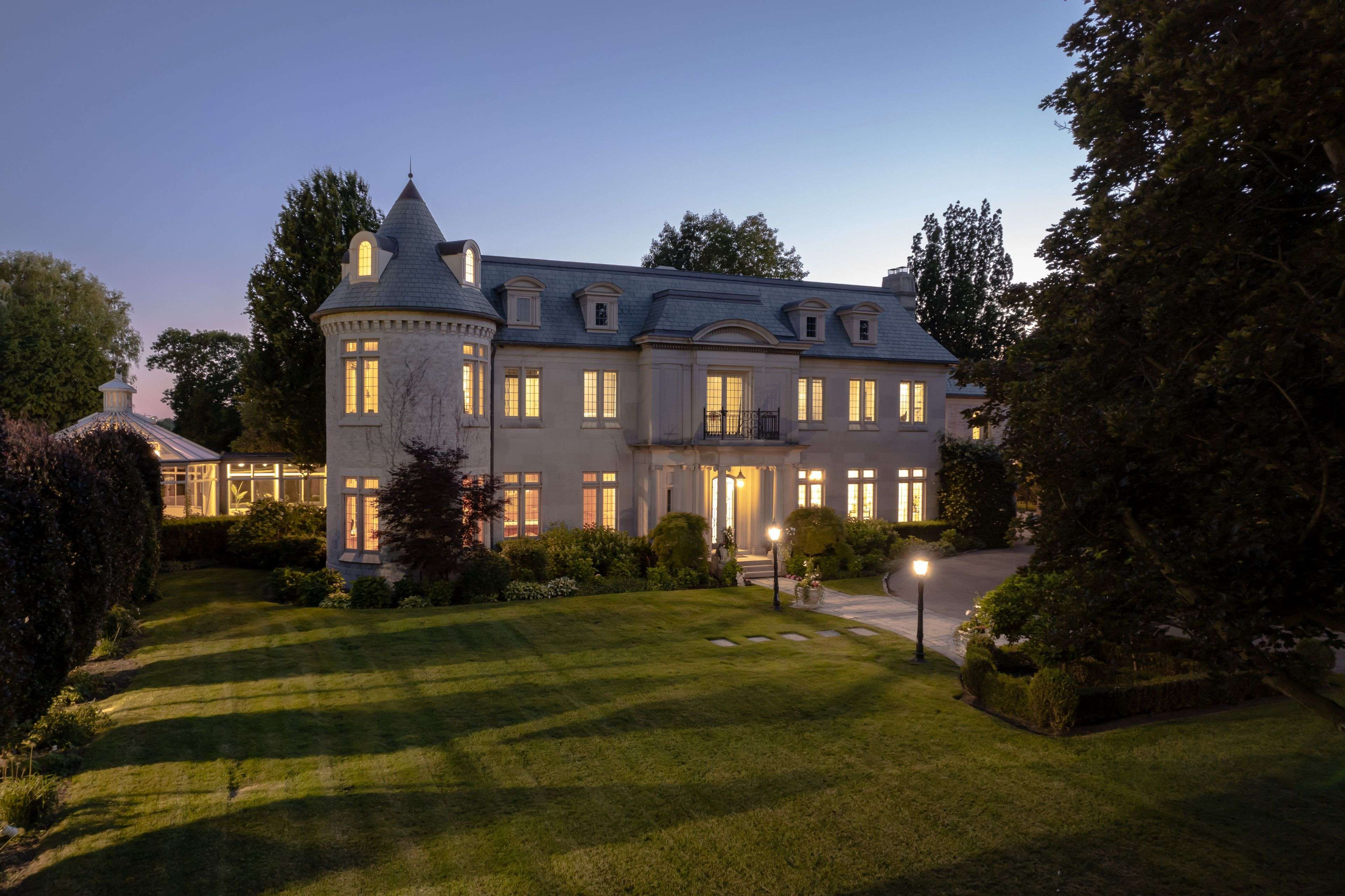 Toronto C12, ON M2L 1E3,45 Bayview RDG