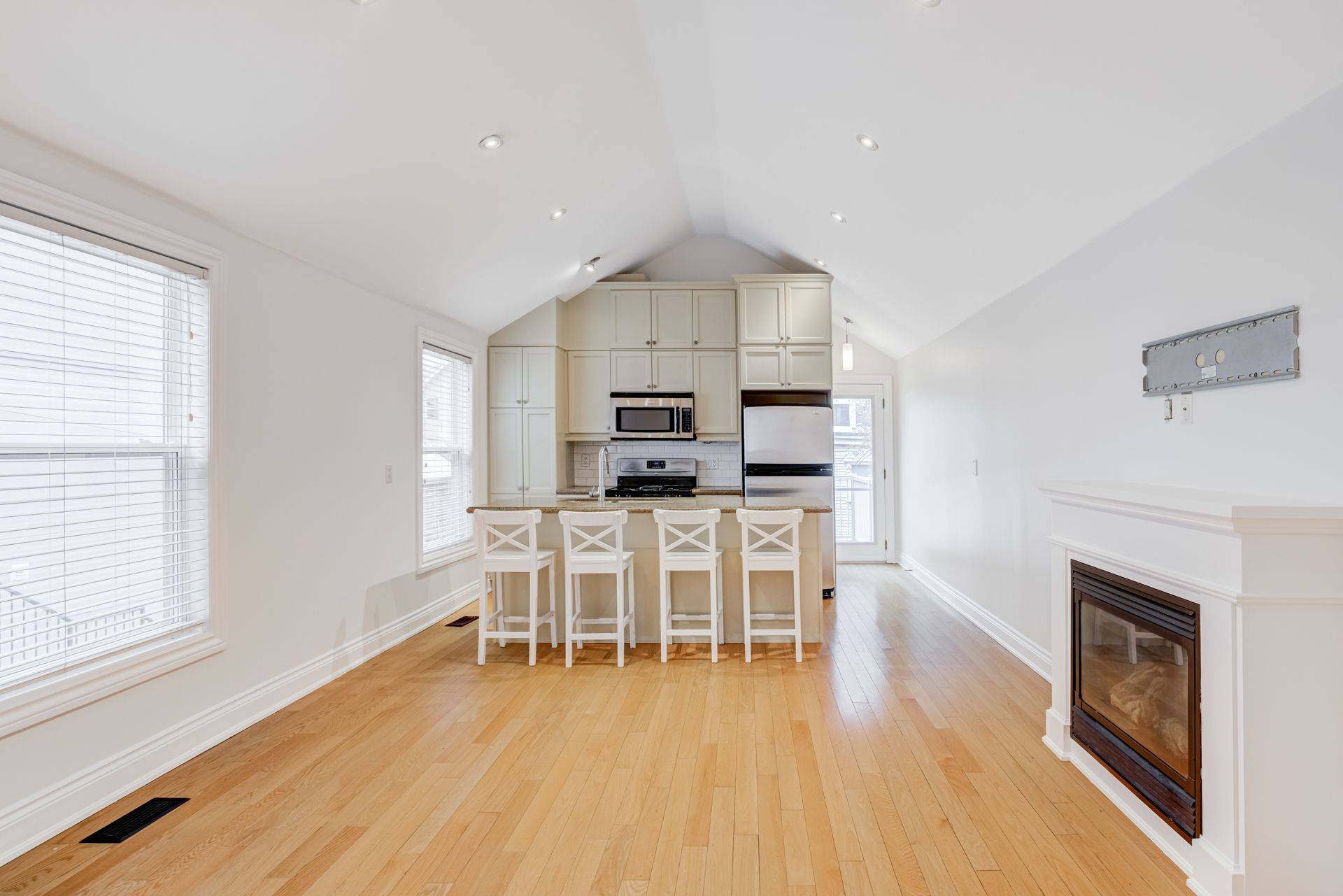 Toronto C01, ON M5T 1J8,21 D'arcy ST #Upper