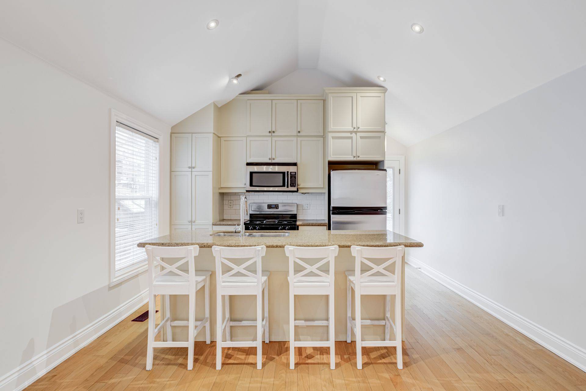 Toronto C01, ON M5T 1J8,21 D'arcy ST #Upper