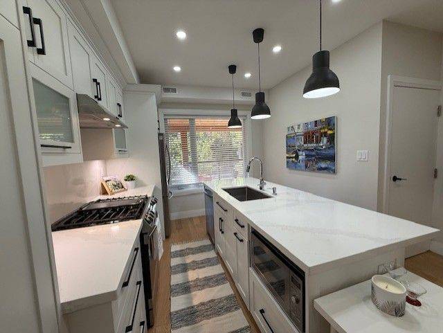 Toronto C08, ON M5A 2T2,129 Seaton ST #Main