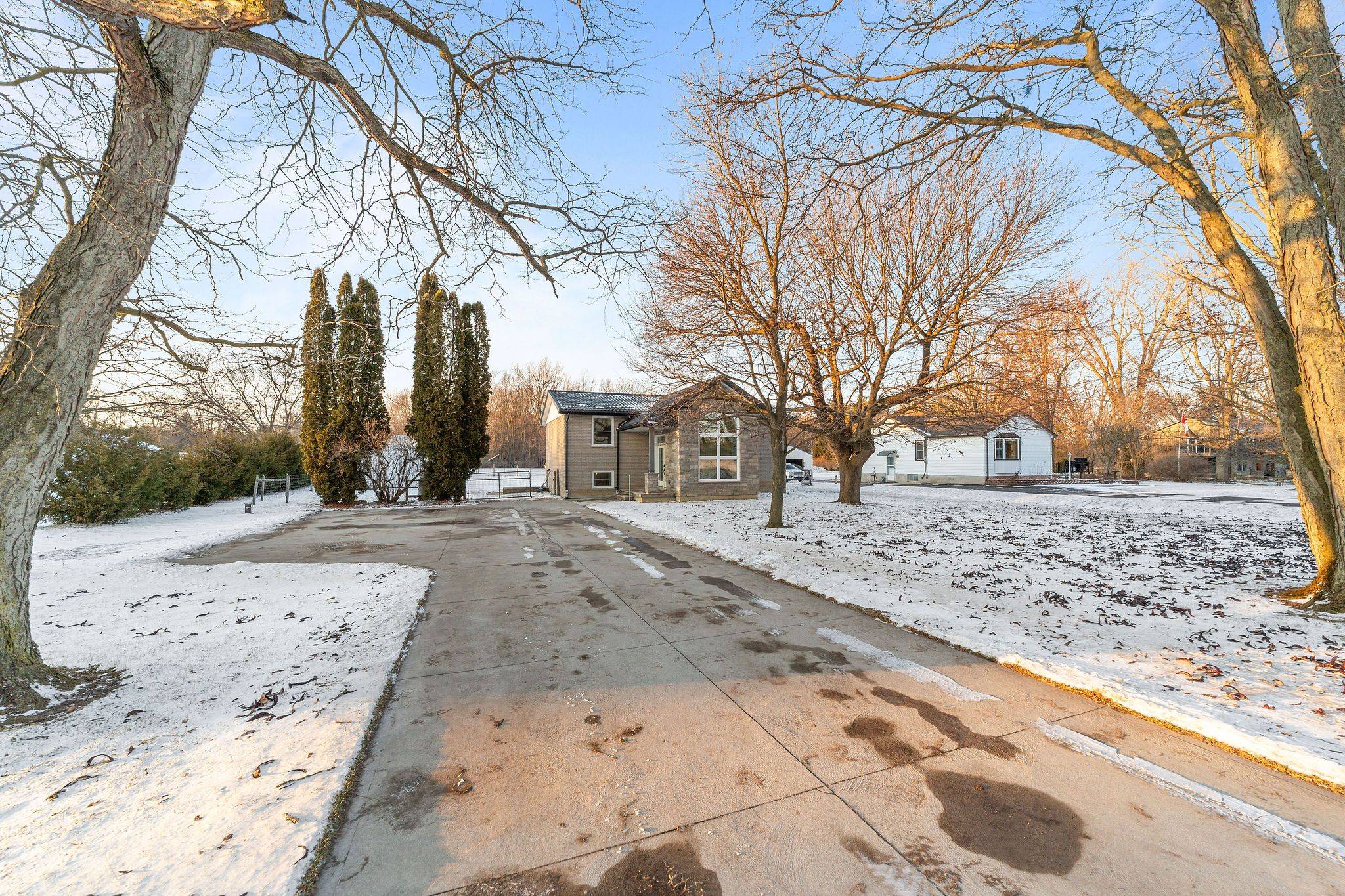 Strathroy-caradoc, ON N0L 1W0,9122 Parkhouse DR