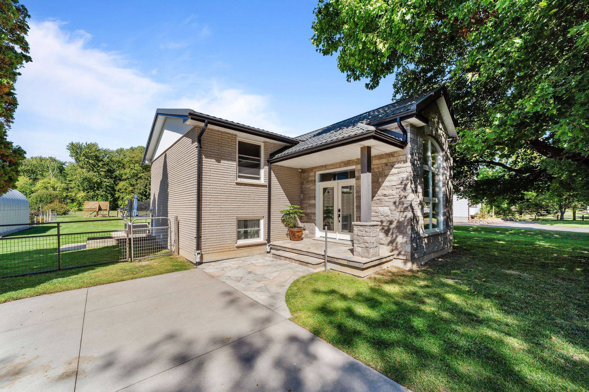 Strathroy-caradoc, ON N0L 1W0,9122 Parkhouse DR