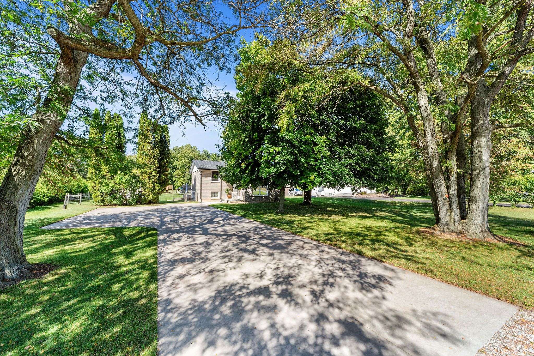 Strathroy-caradoc, ON N0L 1W0,9122 Parkhouse DR