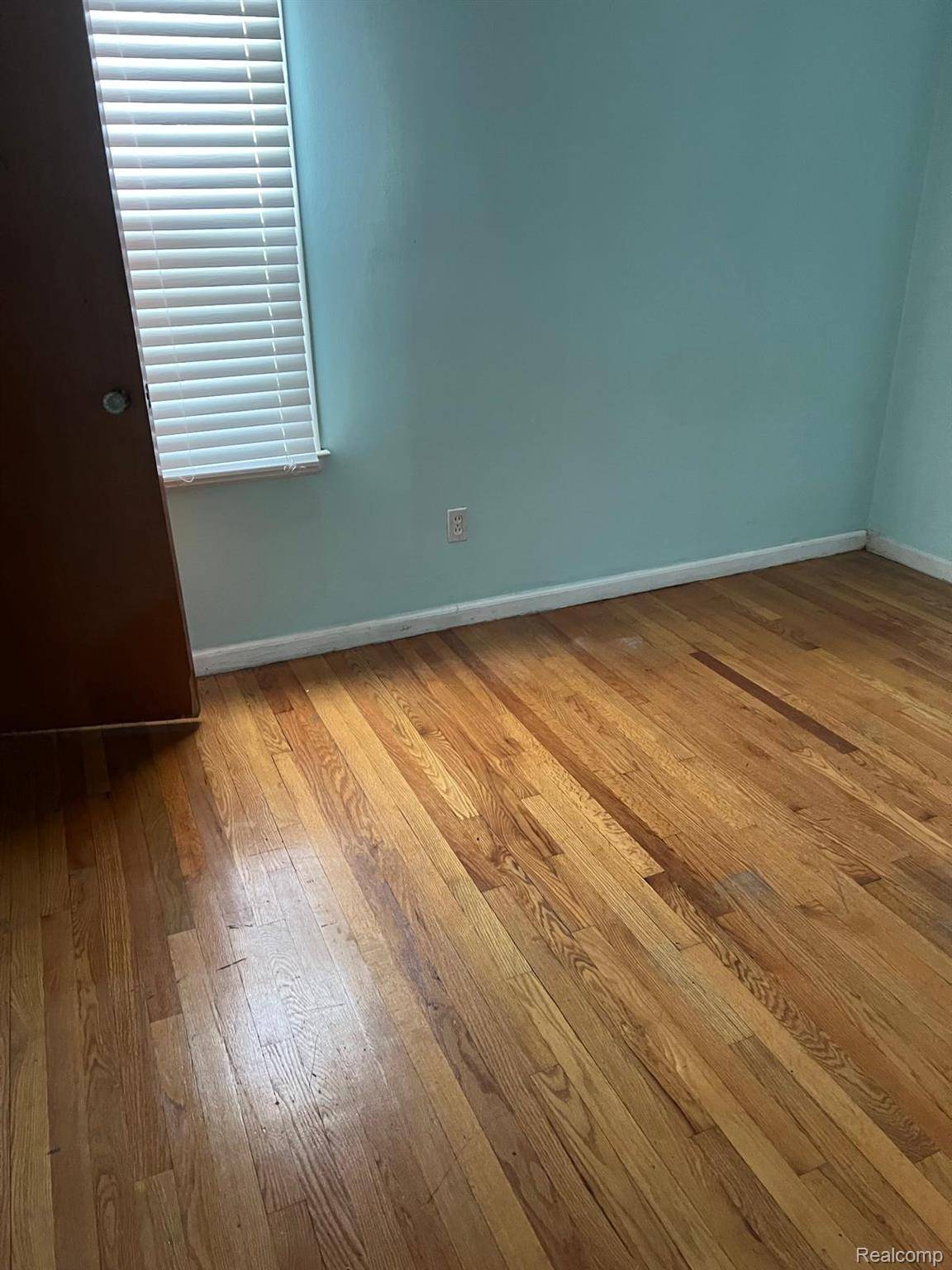 Dearborn Heights, MI 48127,8109 HAZELTON ST