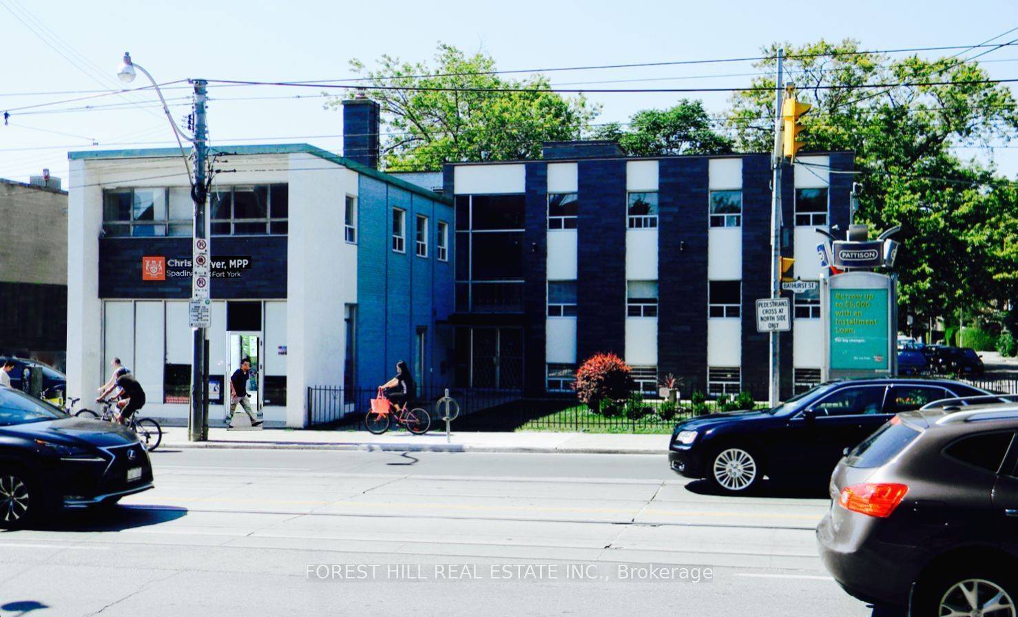 Toronto C01, ON M5T 2R9,226 Bathurst ST #250