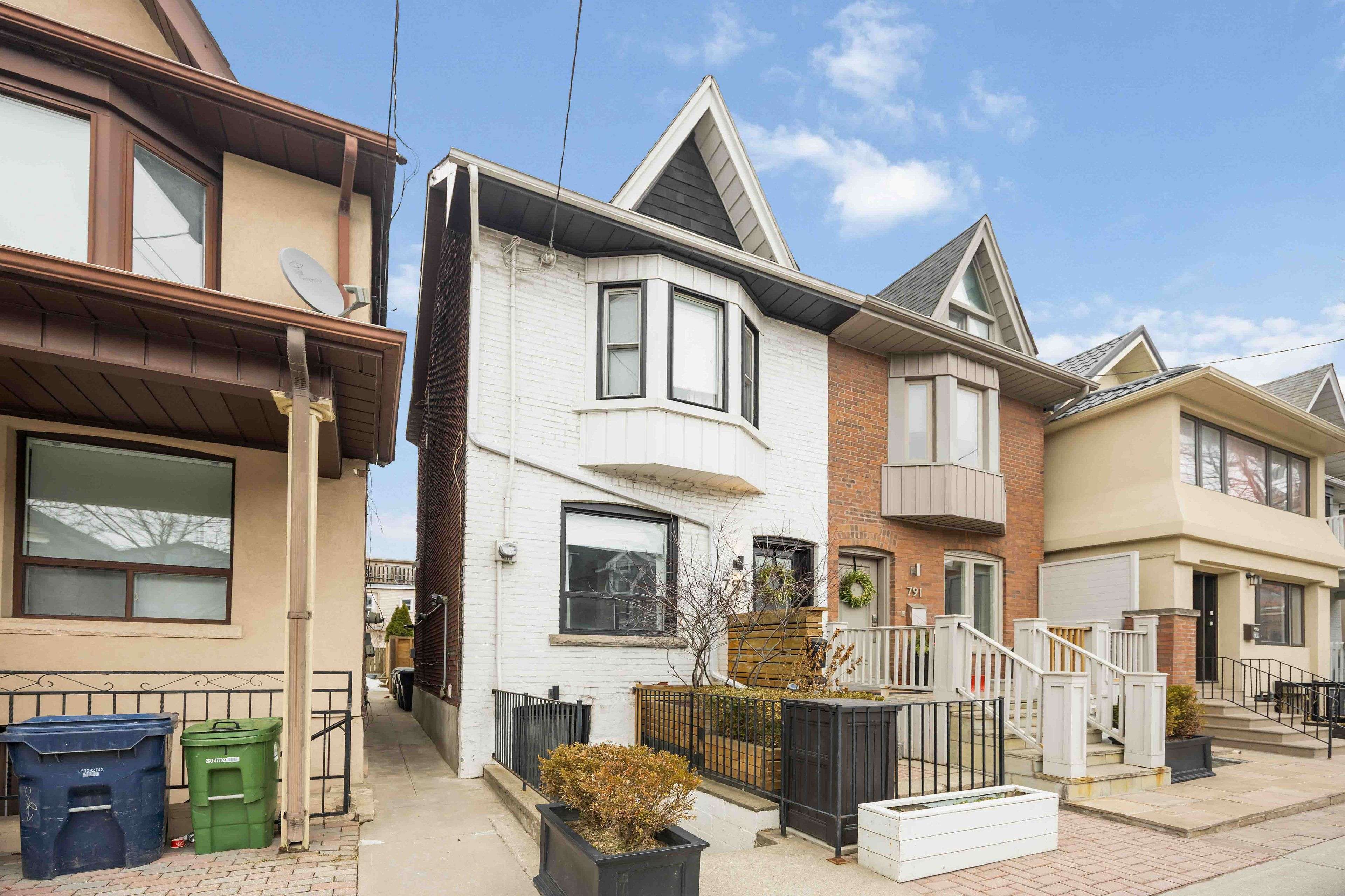 Toronto E03, ON M4K 3T2,793 Pape AVE #1