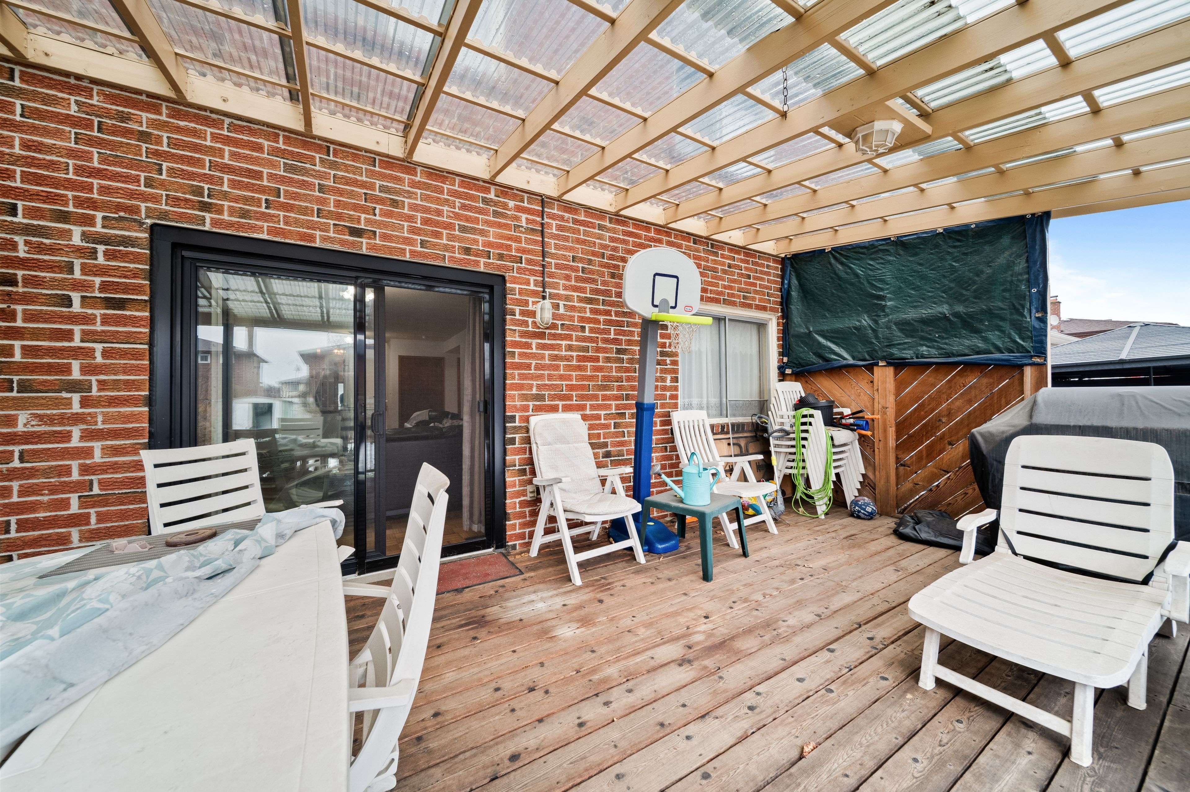 Mississauga, ON L5B 2M6,2436 Cashmere AVE