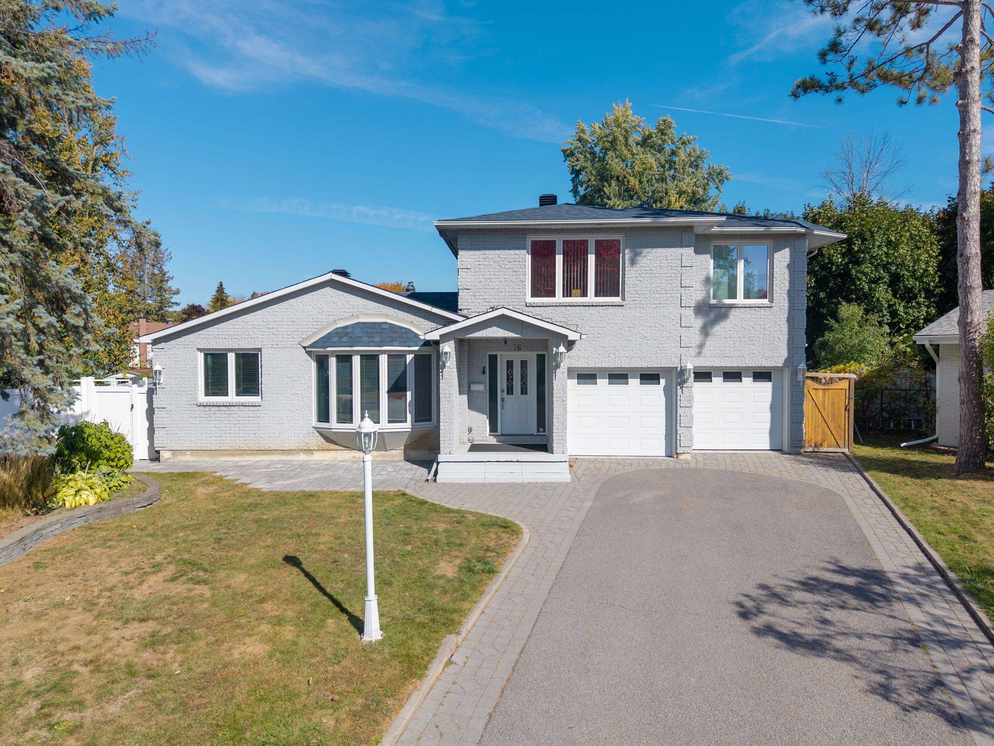 Kanata, ON K2L 1L3,16 St Andrews CIR