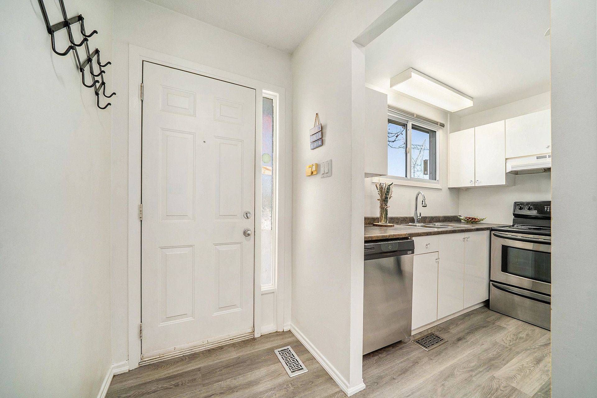 South Of Baseline To Knoxdale, ON K2H 8S5,7 Glencoe ST #46