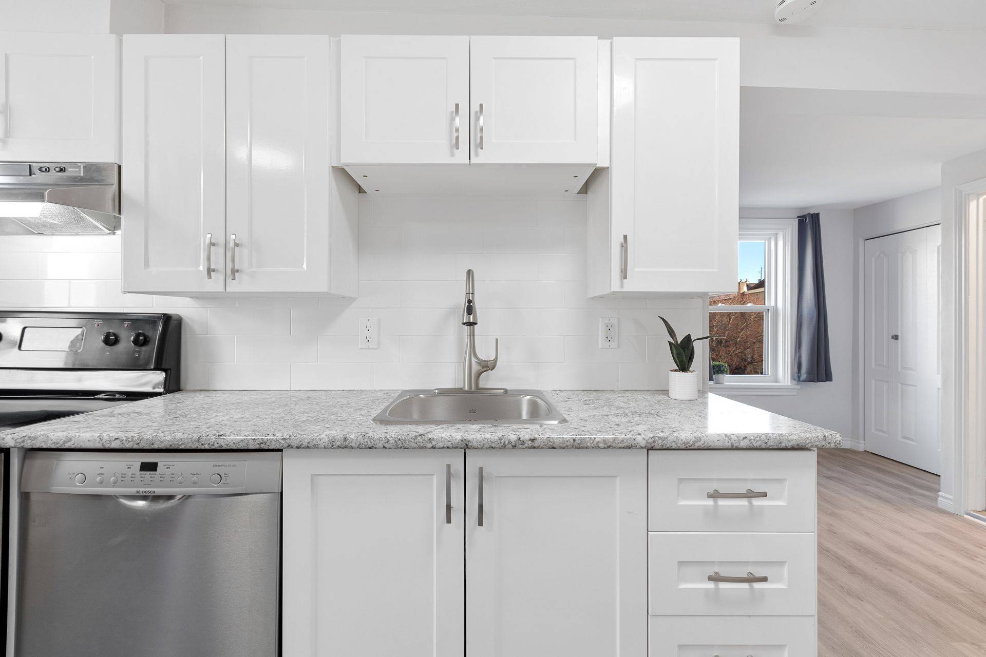 West Centre Town, ON K1R 6Z8,420 Arlington AVE #1