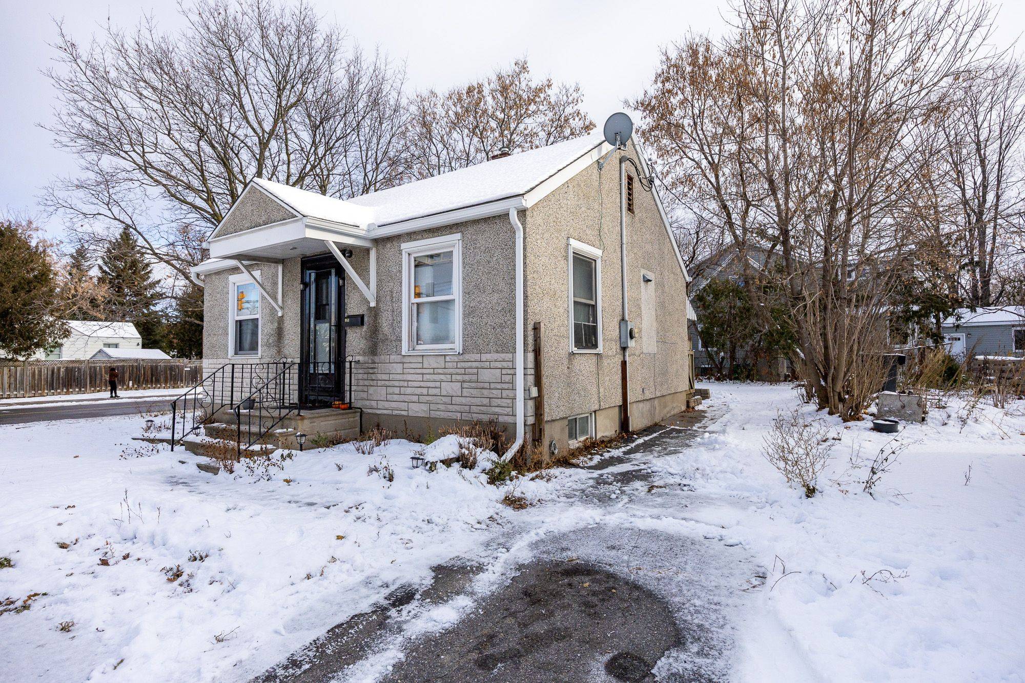 Carlington - Central Park, ON K1Z 6A3,951 Merivale RD