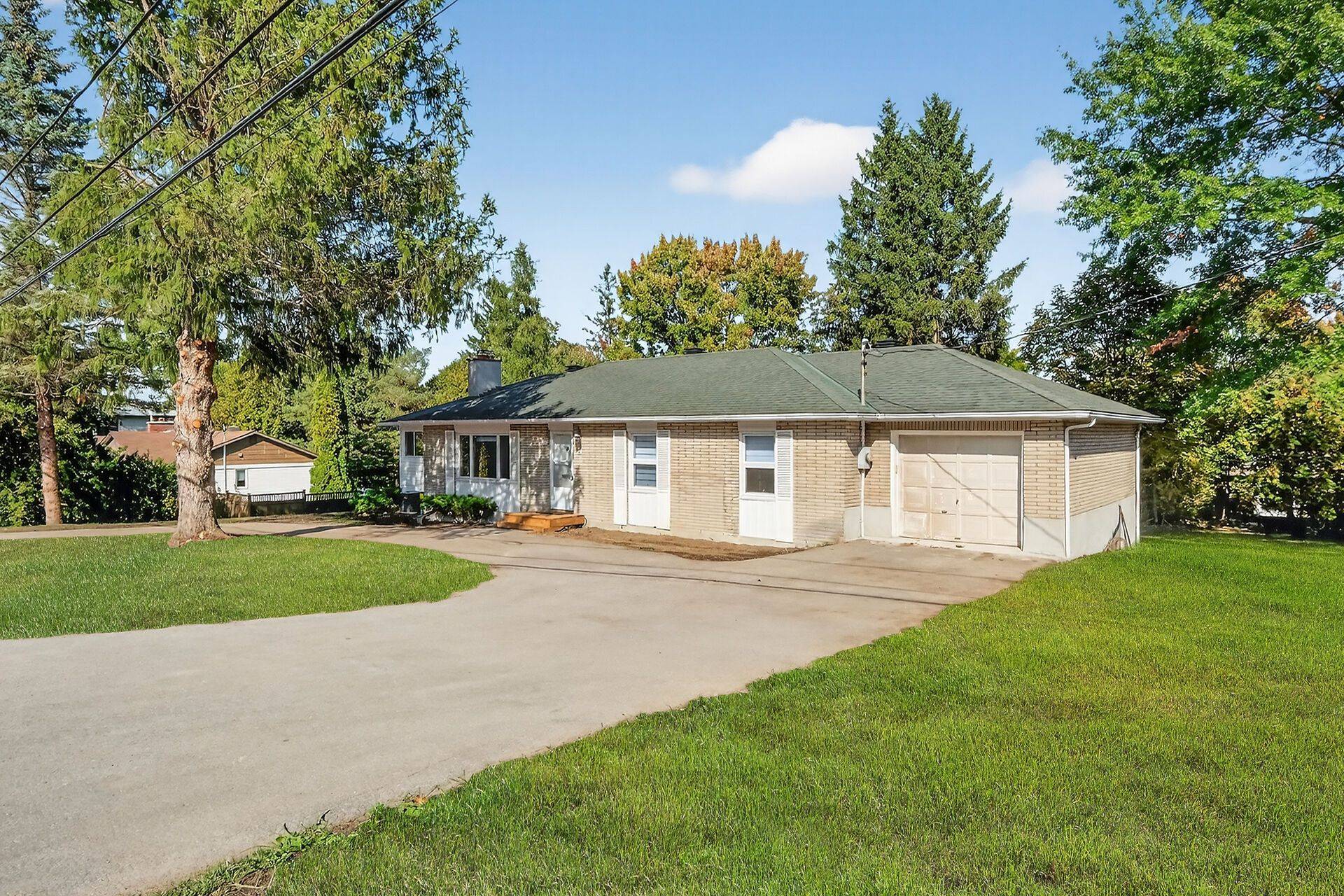 Beacon Hill North - South And Area, ON K1J 7E6,10 Delong DR