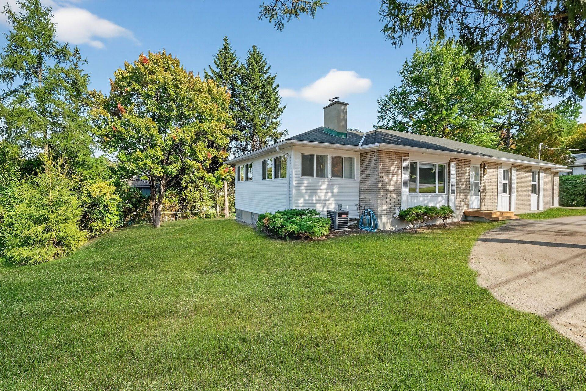 Beacon Hill North - South And Area, ON K1J 7E6,10 Delong DR