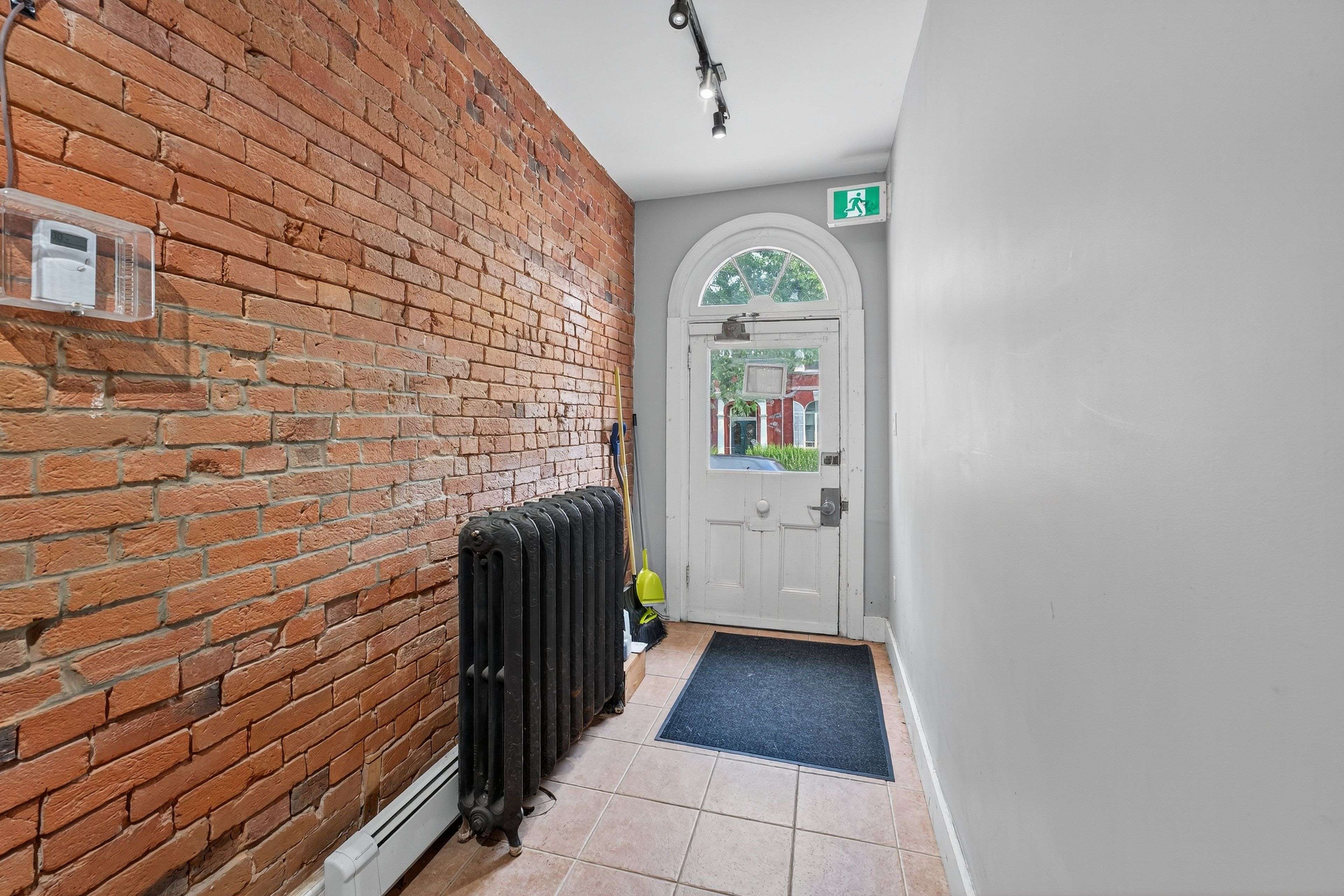 Kingston, ON K7L 3A2,160 King ST E