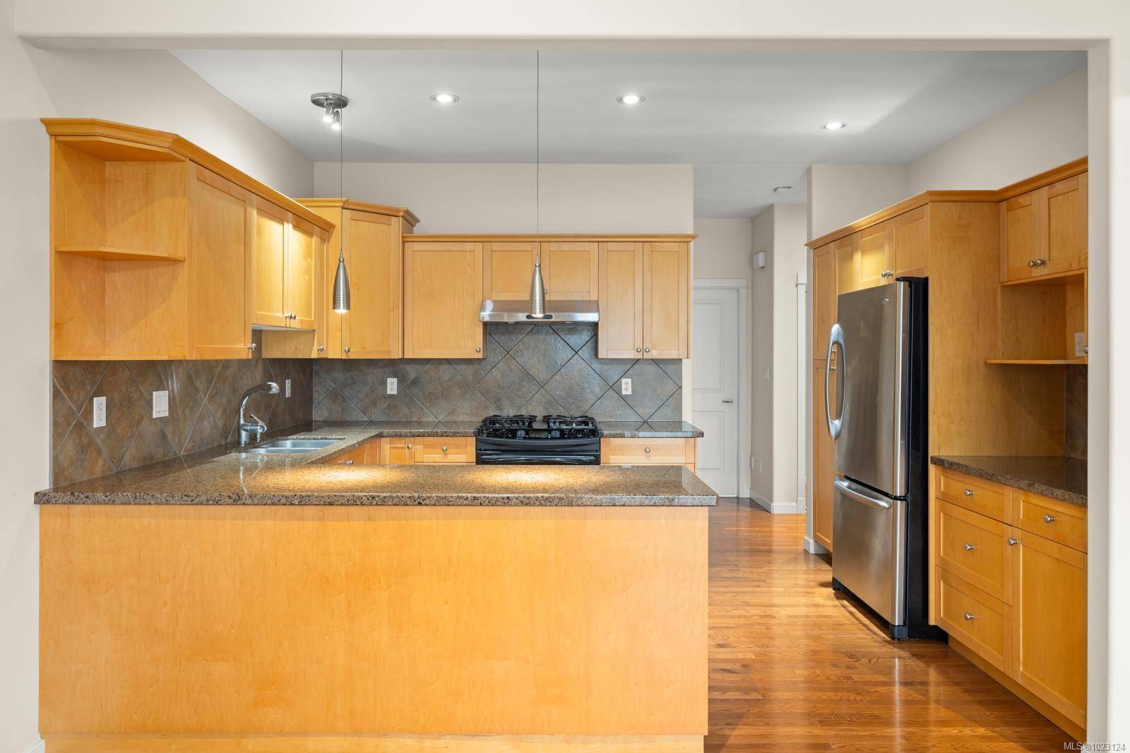 Saanich, BC V8X 5M4,4079 Douglas St #5