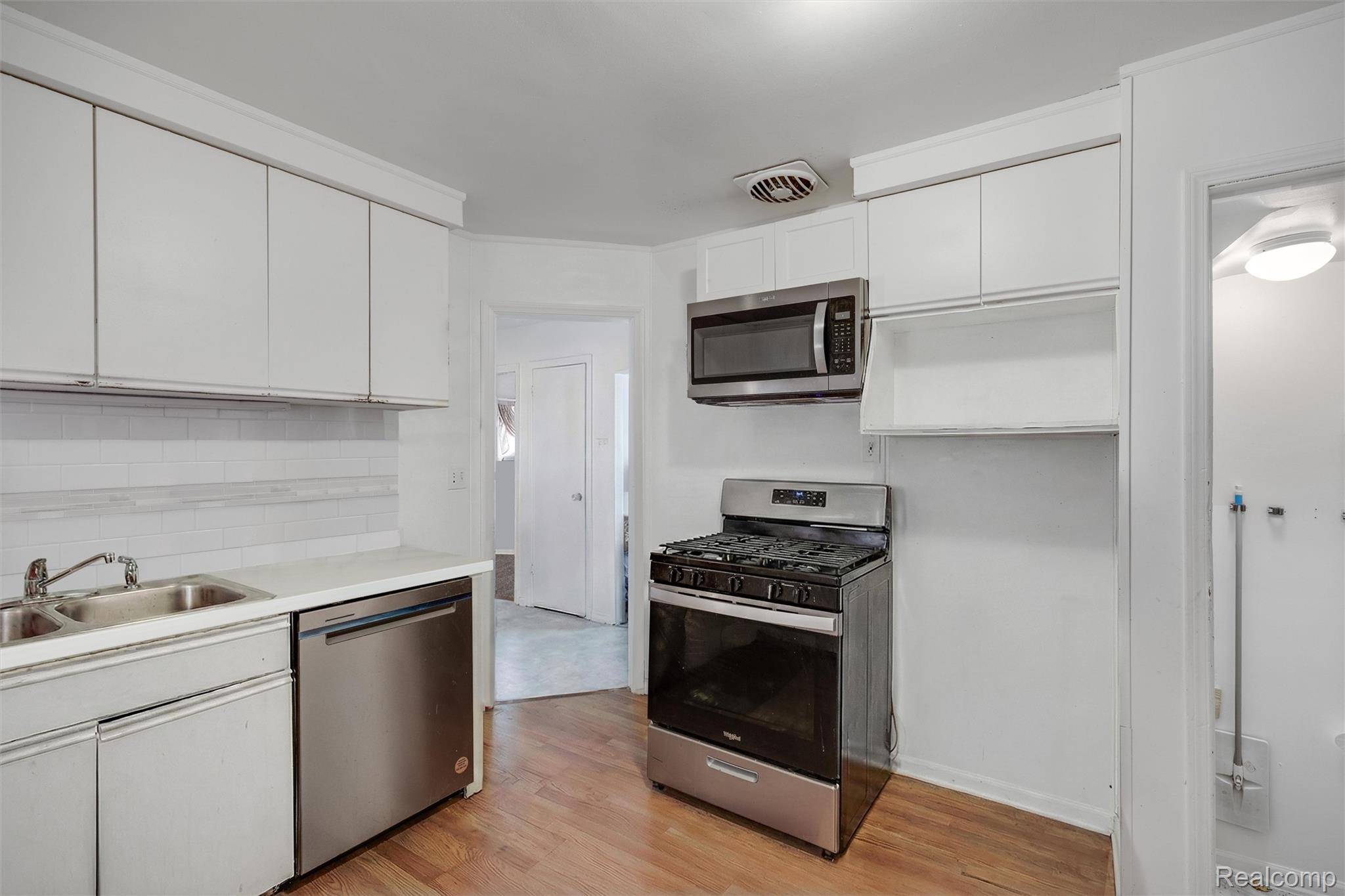 Detroit, MI 48219,21720 Pembroke AVE