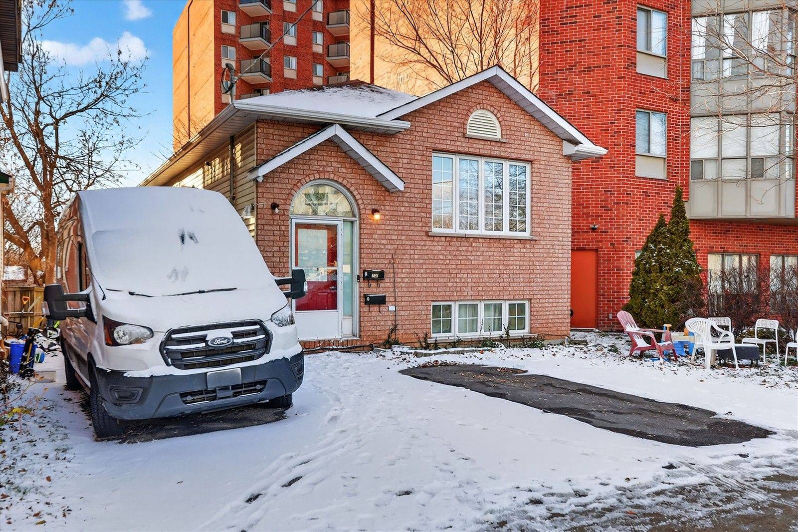 Oshawa, ON L1H 4A4,150 Centre ST S