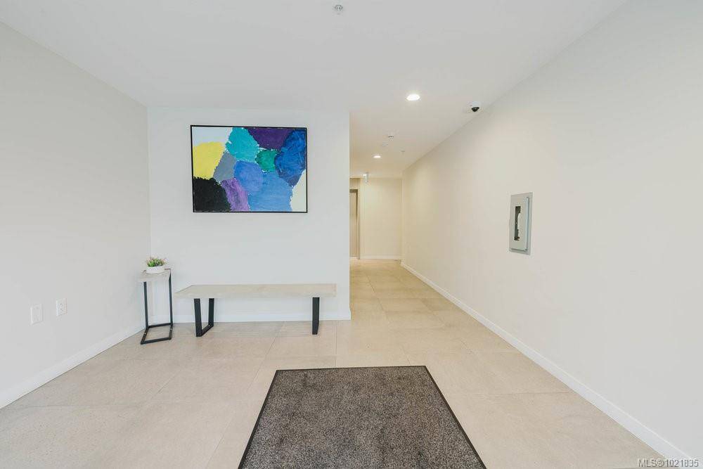 Saanich, BC V8X 0B7,881 Short St #210