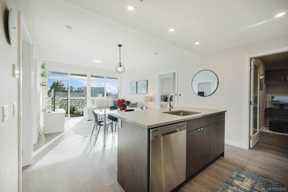 Saanich, BC V8X 0B7,881 Short St #210