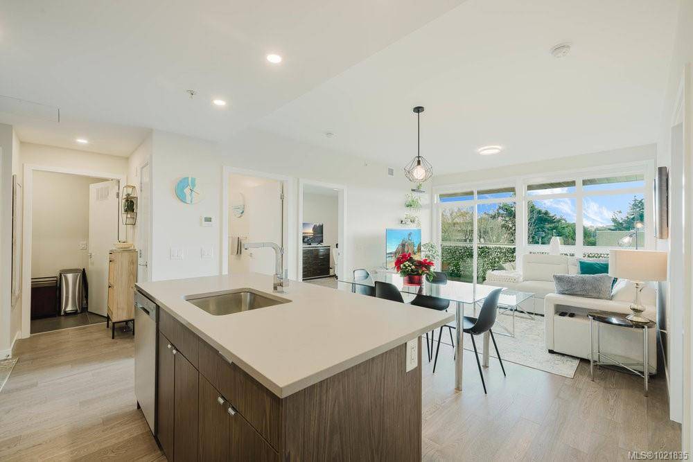 Saanich, BC V8X 0B7,881 Short St #210